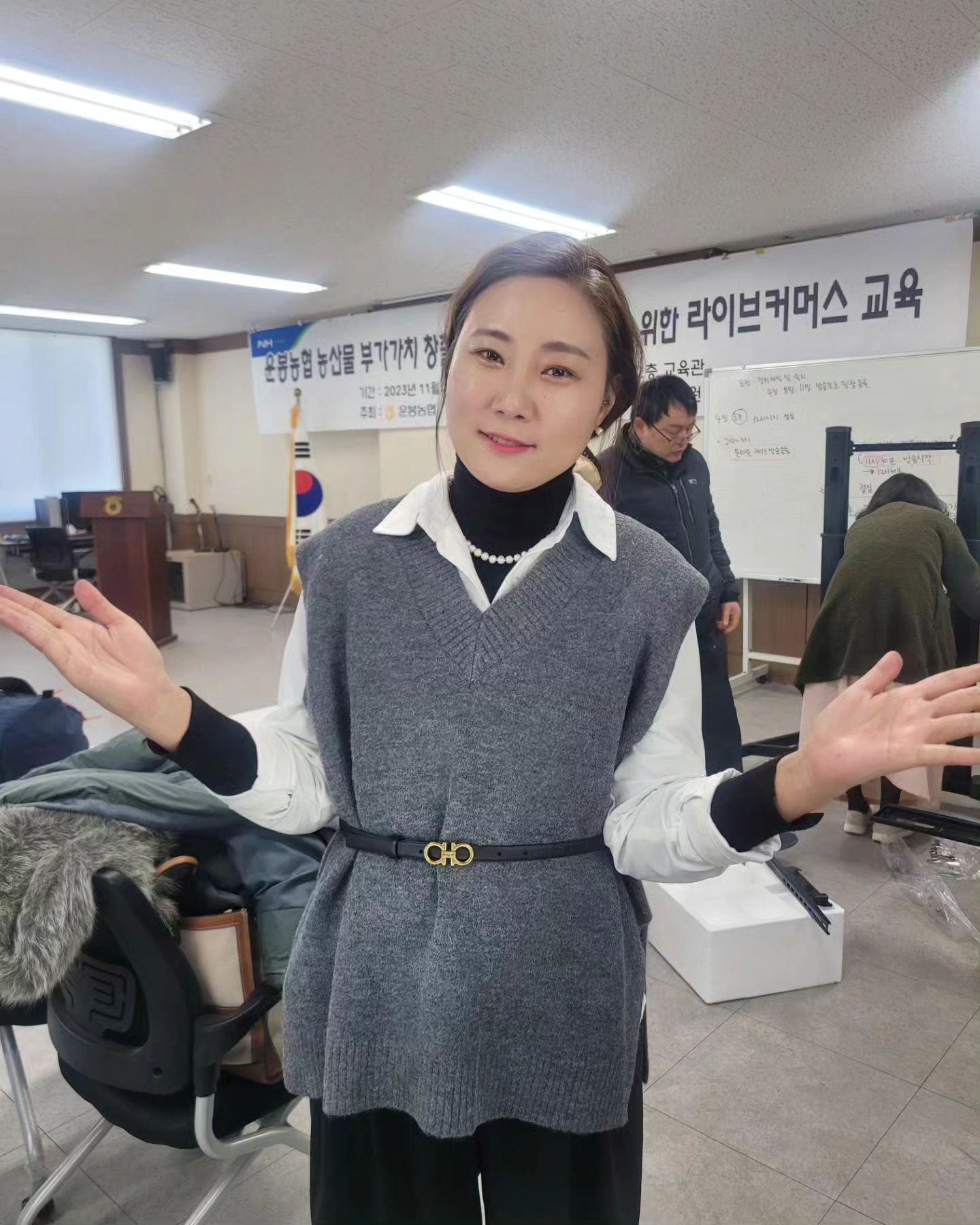 운봉농협 라이브커머스 심화교육~^^
프리즘라이브를 활용한 네이버쇼핑라이브 방송송출 실습
실내 스튜디오 방송에서는 DSLR에 스위처 등등등
장비를 원없이 쓸 수 있지만
야외방송은 역시 단촐한 핸드폰만한 게 없죠

금요일 야외방송 예행연습으로 오늘은
실내 프리즘 방송 + 핸드폰 방송을 병행해서 실습을 진행했어요

지난 주 PIP 수업 때 배운 걸로
수강생분들이 숏폼콘텐츠, 이미지들을 직접 만들어 오셔서 
실제 방송에 야무지게 적용도 해보았답니다~♡
--------‐-----------------------------------------
최근에는 전통적인 레거시 미디어 뿐만 아니라
다양한 플랫폼에서 계속해서 커머스 방송을 시도하고 있답니다
미디어의 궁극적인 귀결점은 결국 커머스인 샘이죠~
숏폼콘텐츠의 급부상으로 커머스시장의 경쟁자라 생각지 못했던 유튜브쇼츠, 인스타그램, 틱톡까지도
판매자라면 이제 모두 고려해야 하는데요
각 플랫폼의 특징에 맞는 맞춤교육도 역시 엔알컴퍼니입니다
--------‐-----------------------------------------
이제는 라이브커머스교육도 고도화가 되어서
전문적인 피디교육을 원하시는 곳이 많습니다
지자체나 기관에서도 자체적으로 고퀄리티 방송을 할 수 있도록 A to Z 꼼꼼히 교육해드립니다
n_r_company #엔알컴퍼니
#라이브커머스교육 #지자체라이브커머스교육 #숏폼콘텐츠교육 #숏폼제작실습 #프리즘라이브스튜디오 #프리즘렌즈실습 #운봉농협 #운봉농협라이브커머스교육 #농협라이브커머스교육