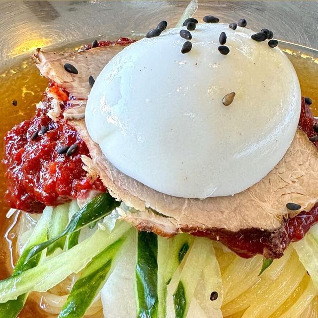 맛있는 것만 있는 메뉴판 on Instagram‎: "#협찬 #황남밀면 롱패딩 필수인 한겨울 날씨, 시원한 밀면 먹고 이냉치냉 이겨내자🔥🔥 경주에서 제일가는 밀면 맛집 ’황남밀면‘ 시원하고 깔끔