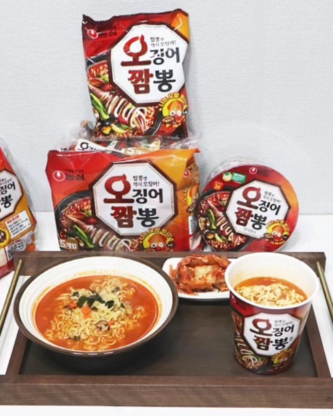 #광고 #농심 #오징어짬뽕 
오징어짬뽕으로 해장을 하려고 끓였어요. 해장에는 짬뽕이 끝내주잖아요.  쫄깃하고 씹히는 오징어와 목이버섯, 양배추, 미역 등의 푸짐한 건더기와 구운 오징어로 풍미를 더해 진한 맛의 짬뽕 국물의 감칠맛으로 오징어짬뽕을 즐길 수 있습니다. 

이번에 보니 농심 오징어짬뽕의 캐릭터가 바뀌었더라고요. 측면에 QR코드를 스캔해보니 오짬박사 고민상담소가 나오더라고요. 
오짬박사와 목이 원구원이 고민을 들어주고 25종의 해결카드로 고민을 해결카드를 준답니다. 
속이 시원하게 풀리는 오징어짬뽕도 드시고 이벤트도 참여해보세요.

- 농심 오징어빰뽕에서 인증샷 이벤트 및 고민상담소 이벤트가 진행중입니다. 

#오짬고민상담소 #오짬박사 #굿즈 #nongshim #오짬연구소 #목이원구원 #오짬