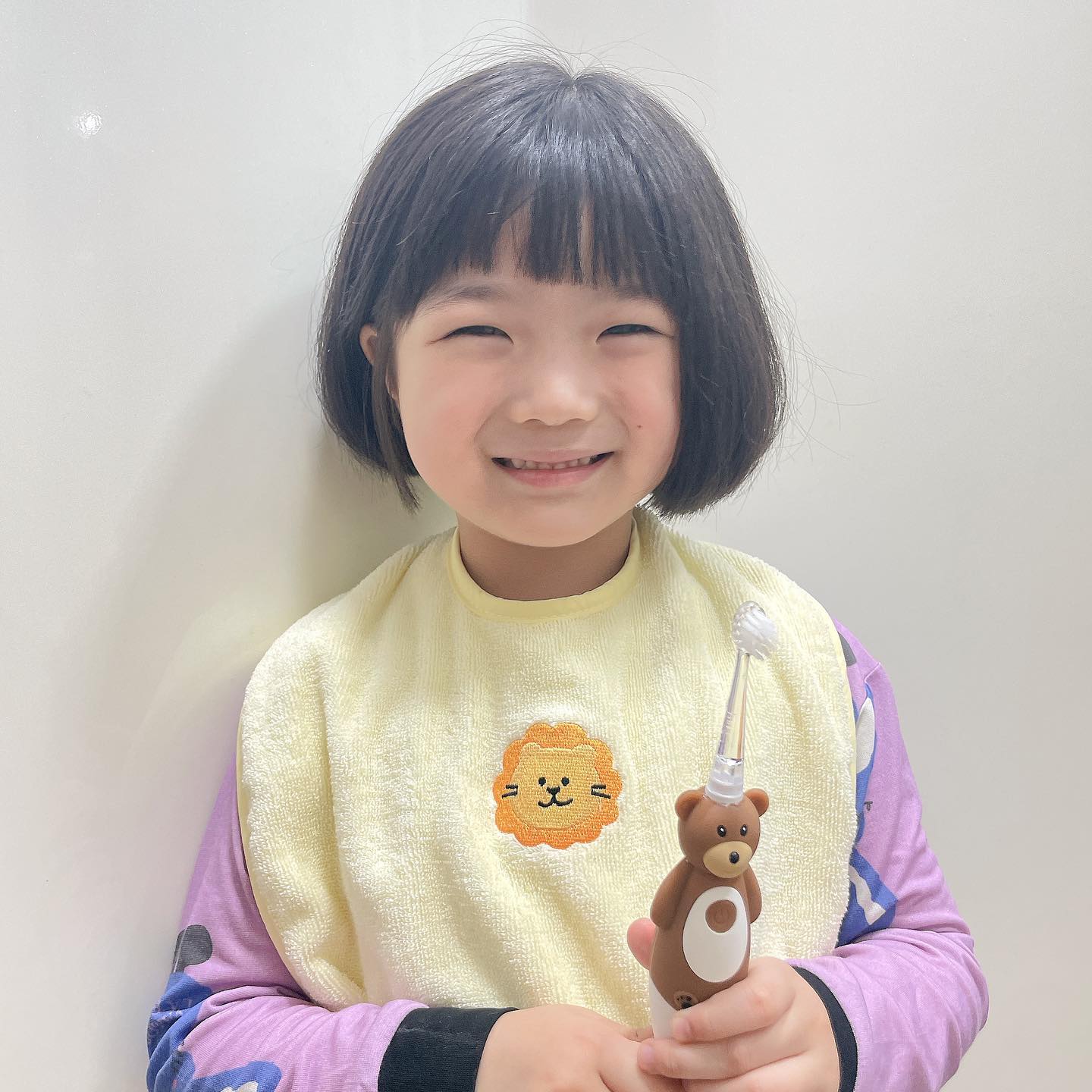 #제품제공

어린이날선물로 강추하는 키즈 전동칫솔 
음파전동칫솔 브러쉬베이비를 소개해드릴게요😘
​
어떻게 하면 이닦는데 흥미를 느낄까 해서 
알아보다 알게된 브러쉬베이비
​
넘 귀여운캐릭터의 전동칫솔인데요,동물종류도 정말 다양해요.
캐릭터가 실리콘으로 제작되어 그립감이 좋고 한달동안 
사용해보니 가벼워서 시현이 혼자서도 이를 잘 닦아요.
치카 시간을 좋아하게 됐다는🤗

브러쉬팁도 3개나 들어있고, 실리콘이다 보니 떨어뜨려도 
제품 손상이 없고 물에 들어가도 안심이 돼요.

흡착 패드로 착착 붙이기 편하고 넘어지지 않고 ,
위생적으로도 너무 좋아요.
배터리 충전식으로 1회충전으로 1개월 사용이 가능하니 굿!
​
2가지 모드로 강약 조절이 가능해서 좋고,
음파진동으로 치아 구석구석 깨끗하게
라이트를 이용해 부모님들이 구강내 이물질을 살피면서 
닦일수 있어서 더 안심이 되네요.

영국 구강전문 브랜드에서  개발한 전동칫솔
키즈 전동칫솔 음파전동칫솔 브러쉬베이비 만족! 추천해요❤️

#유아전동칫솔#어린이진동칫솔#유아칫솔#유아칫솔추천#키즈전동칫솔#어린이진동칫솔#유아진동칫솔#브러쉬베이비#아이칫솔추천#아이진동칫솔#아이전동칫솔#진동칫솔추천#전동칫솔추천#키즈모델#아역배우#키즈인플루언서