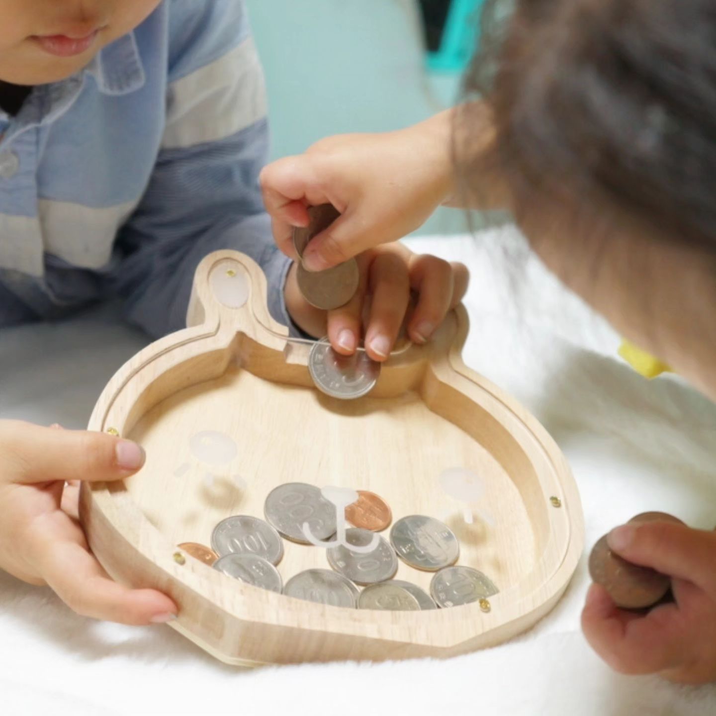 💰
저금통은 크고 동그란 돼지저금통만 생각했는데 이렇게 귀엽고 예쁜 저금통이라니..🤭

집에 숨어 있는 동전들은 다 찾아서 가지고 온거 같다
둘이서 사이좋게 한번씩 넣는 아이들~💕

원목저금통으로 토끼, 고양이, 돼지, 토끼얼굴 구성 되어있으며 
인테리어효과도 있어
다양하게 사용가능해요
아이들선물, 집들이선물이나 생일선물로 좋아요👍

#아이선물 #집들이선물 #생일선물 #원목저금통 #인테리어소품 #토끼저금통 #동전저금통 #육아스타그램 #아들맘 #딸맘