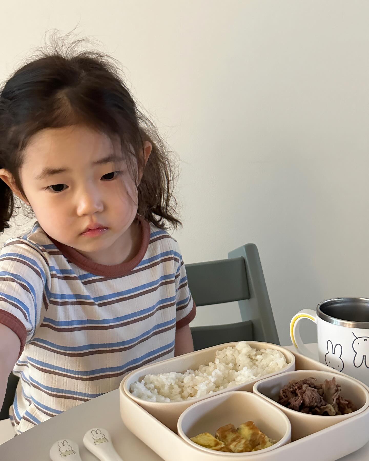 누나 밥 먹는데 너무 오래걸러 속터져 죽음..🙂‍↔️
먹기 싫냐고 하면 그건 아니래 근데 너무너무 느려 근데 또 꾸역꾸역 끝까지는 다 먹음.. 후후

#아기가사는집