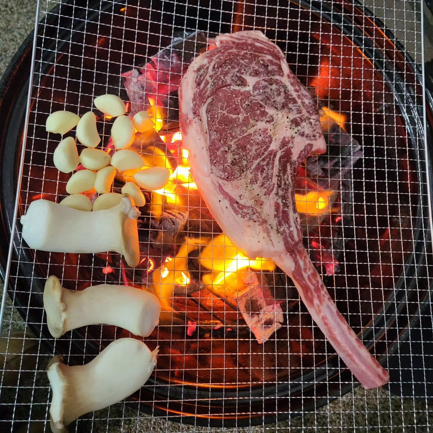 또,, 살아서 돌아가자
#하늘에서내리는쓰레기 #토마호크 #가리비 #석화 #술 #김치우동 #캠핑 #크리스마스이브🎄 #화이트크리스마스❄️ #맛집 #맛스타그램 #맞팔 #술스타그램 #술팔