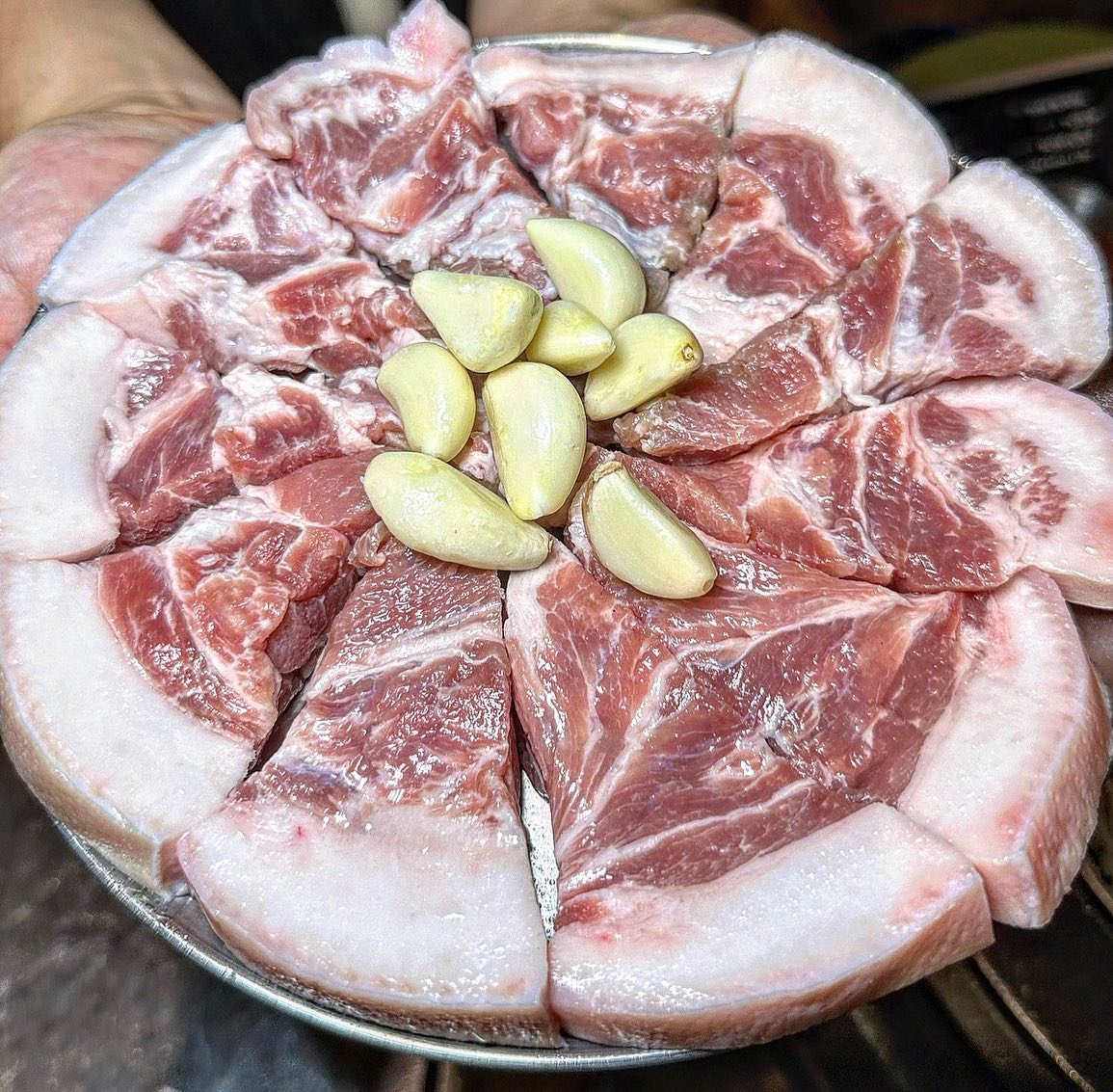 국보급 쫀득살이다. 사이드까지 존맛🙏 #협찬 

<쫀득살>이름값하는 고기다. 겉바속쫀은 여기밖에 없는듯..매콤빨간소스 찍어먹으면 극락😭 

<껍데기>도 ㄹㅇ맛집임. 빨간소스+콩가루 조합으로 먹는순간 또놀람.여긴참 놀랄일이 많네.. <살얼음물쫄면>,<10분밥>도 필수임.고기랑 조합쩌는데 가성비도 넘조쿠 <김치찌개>는 네이버예약하면 서비스주니까 놓치지말아욧❗

☑5번째 재방문쓰;; 새로운 친구데려갔는데 이틀내내 생각난다고 극찬.물론 같이 떠들었음ㅠㅋ언제가도 맛있어서 또갈예정~대만족😎👍

📖 #원조부안집마포직영점 
📖 서울 마포구 토정로 311
📖 쫀득살15000원,쫄깃껍데기9000원,살얼음물쫄면6000원,10분밥4500원,부안김치찌개4000원 

#마포역맛집#마포역회식#마포역고기집
#리뷰노트#쫀득살#버터간장밥#삼겹살집
#마포구데이트#용강동술집#용강동#공덕역술집
#존맛탱구리👍#쫄깃쫄깃해#재방문의사100