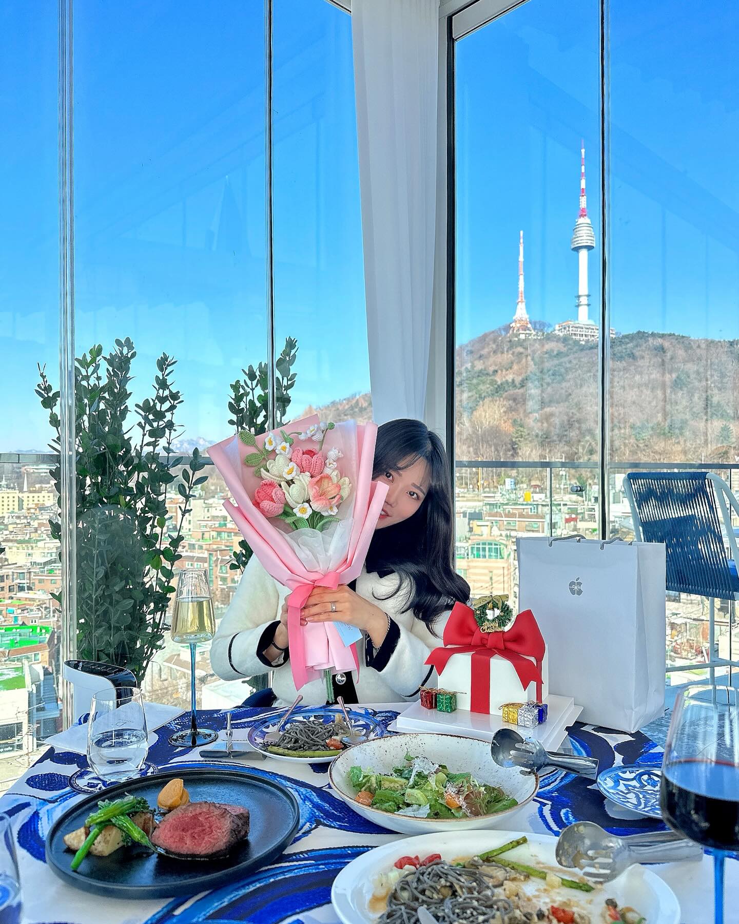 🎂 １２．２１
Ｍｙ Ｂｉｒｔｈｄａｙ

예쁜 곳, 내가 원하던 남산뷰 자리도 예약해주는 해비니💙
시들지 않는 니트 꽃다발도, 애플워치도 고마워요💐🎁

.
.
.
.
.

#디해방 #해방촌 #해방촌데이트 #해방촌루프탑 #생일 #birthday #생일파티 #생일선물 #애플워치 #크리스마스 #christmas #일상 #데일리 #daily #데일리룩 #dailylook #오오티디 #ootd #연말 #연말룩 #패션 #서울 #소통 #선팔하면맞팔 #좋아요 #좋아요반사 #좋반 #좋반테러 #likeforlikes #f4f