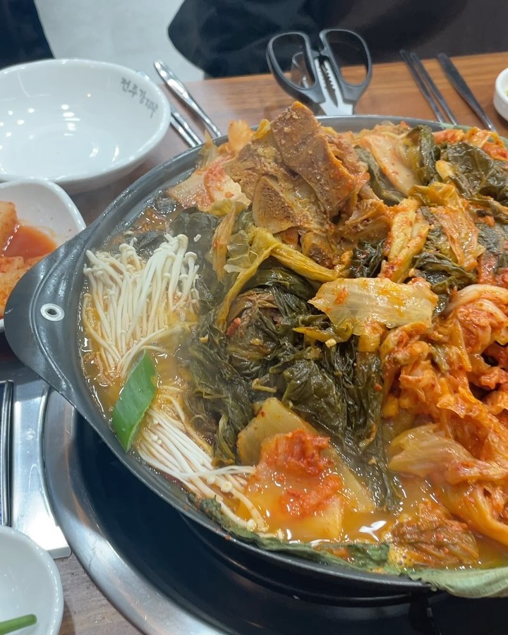전주감자탕 미사점

경기 하남시 망월동 감자탕 맛집!!
전주감자탕 하남미사점에 방문하였는데요.

전주감자탕은 진정한 한국의 맛을 제대로 느낄 수 있는 감자탕 전문 가게이며, 신선한 재료와 전통적인 조리법, 전주감자탕만의 노하우를 바탕으로 고객들에게 최상의 맛과 서비스를 제공한다고 해요.

감자탕은 100% 국내산 돈뼈만을 사용하여 고소하고 담백하며, 국물은 오랫동안 사골을 푹~우려내는 전통방식을 고집하여 자극적이지 않고 깊은 맛이 특징인데요. 
깊고 진한 국물은 식욕을 자극하며, 부드러운 감자와 고기는 입안에서 녹아내리는 식감을 선사합니다. 
특히 고객 한 분 한 분이 즐겁고 편안한 식사 시간을 보낼 수 있도록 천천히 오랜시간 끓여낸 육수와 풍부한 재료로 정성을 다해 준비한다고 하네요.

저희는 얼큰하고 깔끔한 맛의 김치감자탕을 주문하였는데요.
끓이다가 넘칠 것을 걱정할 만큼 푸짐한 양과 비주얼이었어요.
특히 통으로 들어가 있는김치가 술이 절로 생각나게 만들어서 이슬이를 마구마구 비워주고~ 우거지와 등뼈, 감자, 팽이버섯이 큼지막하게 들어가 있어서 좋더라구요.

기본반찬으로 나온 김치와 깍뚜기, 고추는 셀프바에서 리필이 가능하며, 청양고추를 좋아하는 남친은 여러번 가져다 먹더라구요. ㅎㅎ

저는 겉절이가 특히 맛있었는데 판매하면 구입하고 싶을 정도였어요 ㅎㅎ

돈까스가 진짜 별미더라구요. 겉바 속촉에 양도 어마어마! 소스도 시판용이 아니라 너무 맛있었구요.

라면사리를 김치감자탕에 두번 세번 드세요. 미친 맛!

마지막에 k디저트 볶음밥까지!

맛있게 잘 먹고 왔습니다.
———————————

🔹 전주감자탕 미사점 🔹

 [주문메뉴]

김치 감자탕 대 46,000원 
볶음밥 3,000원*2
라면사리 2,000원*2
참이슬 5,000원*3
테라 5,000원*4

📞 0507-1497-9010

📍 경기 하남시 미사강변동로 79 2층 205호, 206호

⏰ (수~월) 10:00~04:00 (브레이크타임 16:00~17:00)
라스트오더 03:30
매주 화요일 휴무 
———————————

#전주감자탕 #전주감자탕미사점 #김치감자탕 #돈까스
#음식 #음식사진 #맛집 #먹스타그램 #먹방 #먹스타 #맛스타 #먹부림 #맛스타그램 #먹방스타그램 #좋반 #좋아요반사 #소통 #맞팔 #선팔맞팔 #맞팔환영 #먹팔 #디엠 #다렉 #미사맛집#미사역맛집#미사역감자탕#미사감자탕#하남감자탕#미사한식 #협찬