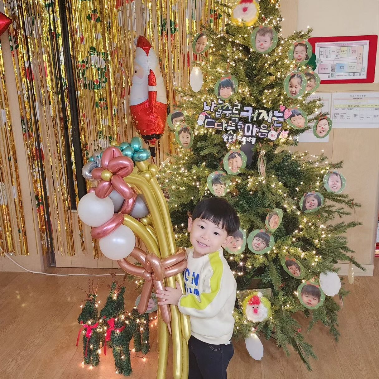 올해 크리스마스🎄엔 산타할아버지🎅 보고 울지도 않고
많이 큰 내새끼❤️💚 어린이집 행사로 드레스코드 흰티에 청바지입고 크리스마스 잘 치뤘네🤗
양가 부모님들이 용돈도 두둑히 주시고, 우리도 어린이라고 챙겨주심🤭 증조외할머니가 책도 사주시고, 고모가 베베드피노 옷선물까지~
위층에서 아기과자도 선물해주고 따뜻한 크리스마스였다❣️
#2023크리스마스🎄 #31개월아기