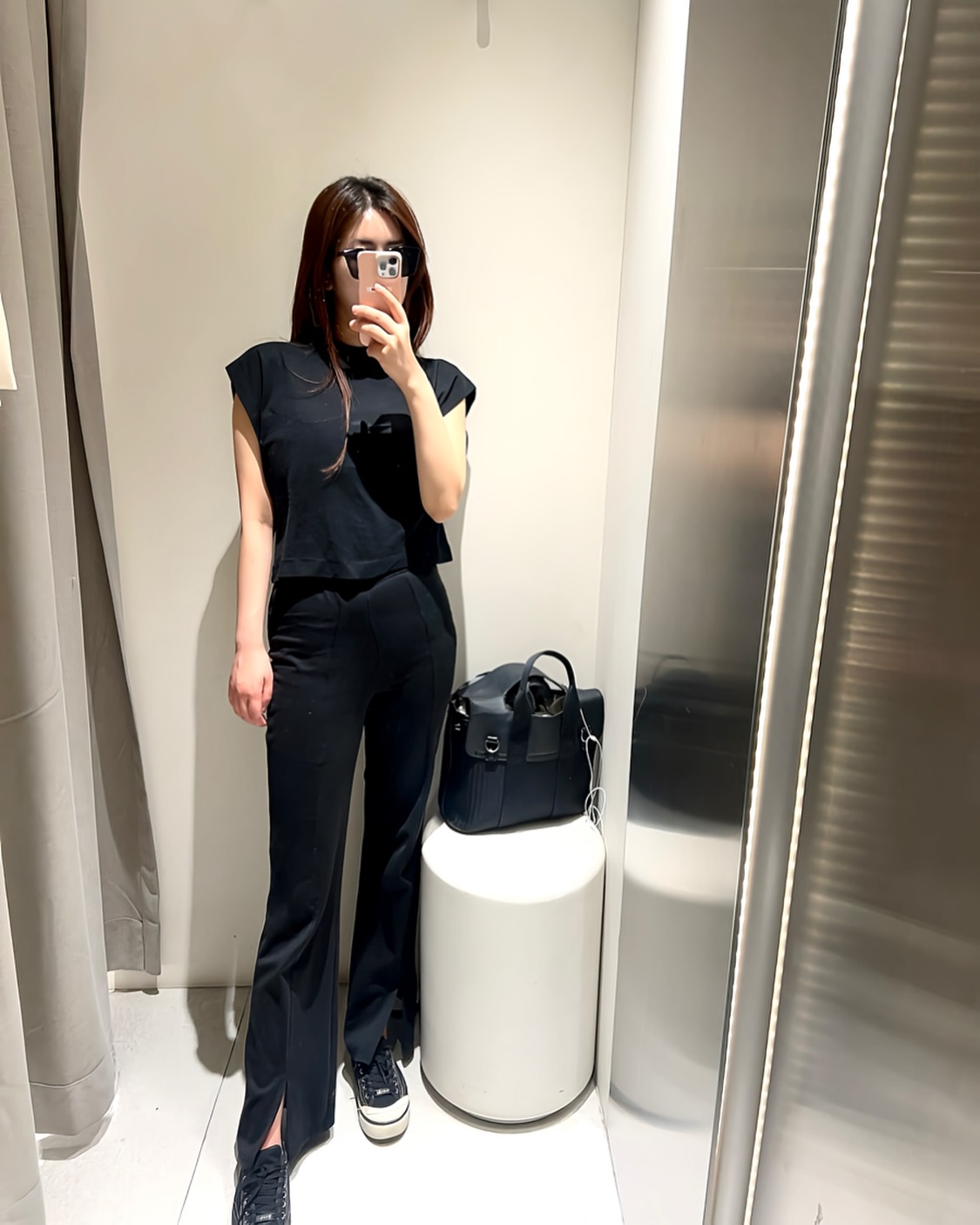 올블랙 참 조아함🖤
3kg 더 빼서 다시 의류도 돌아와야지
인스타 감 다 잃음, 다시 찾자🙃

#바이요미 #거울셀카 #셀피