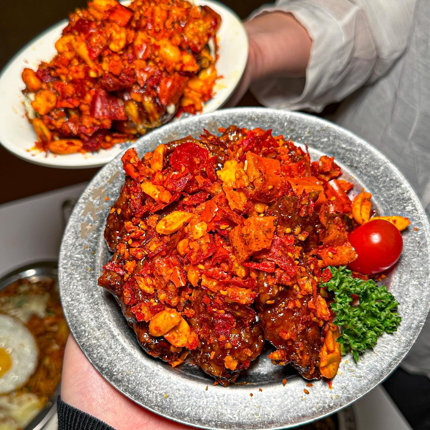 [ 마라처돌이 ]들을 위한 2XL 타코야키 맛집💫
마라에 진심인 분들이라면 꼭 저장하세요!

한입에 꽉 차게 들어가는 대왕 타코야키가 맛있는
[ 마스타하이볼 ]에 마라 신메뉴가
나왔다해서 다녀왔어요☺️

마라 타코야키부터, 마라 테바사키 윙, 봉에
마라샹궈느낌나게 얼얼하게 맵고 꾸덕한 그맛에
딸꾹질이 잔뜰 나오더라구요..🥹

양파 가득 올라간 타코야끼도 신메뉴였는데
소스랑 양파 궁합이 좋고, 타코야끼도 겉바속촉
제대로라 먹는 내내 넘 기분이 좋았어요💯

여기 안주 종류가 진짜 다양한데,
메인 메뉴는 4천원대~, 사이드 메뉴는 3천원대~
생맥주나 하이볼도 3,900원대~
가격부터 시작하는 초초초 갓성비 술집이라

퇴근 후 하루 피로 풀러 매일같이 가도
통장 걱정이 안드는 술집이에요☺️❤️

잠실에서 이가격이 말이 돼..?😳

📍#마스타하이볼잠실새내점
서울 송파구 백제고분로7길 26

* 해당 게시물은 업체의 지원을 받아 제작되었습니다.

#마스타하이볼 #타코야키 #타코야키맛집 #마라맛집 #잠실새내술집 #잠실새내맛집추천 #가성비맛집