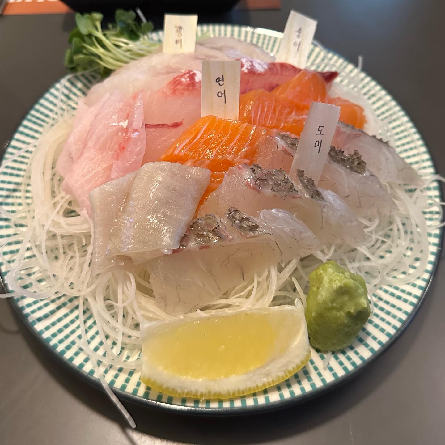 합정 숙성회맛집 #정무관

숙성회가 두툼하면서도 쫄깃하고
완젼 맛있어요!!

광어,숭어,연어,도미로 구성되어있고
묵은지도 같이 나와서 같이 조합해 먹기에도 좋아요!!

버터바지락술찜은 국물까지 싹싹 다 비워 먹은😆😆

서비스 안주로 전도 나오는데
준부 다 맛있어요ㅋㅋㅋ

#합정역맛집 #합정정무관 #합정이자카야 #합정회식 #합정횟집 #합정숙성회 #합정사케 #합정역술집 #합정술집 #상수숙성회 #홍대숙성회