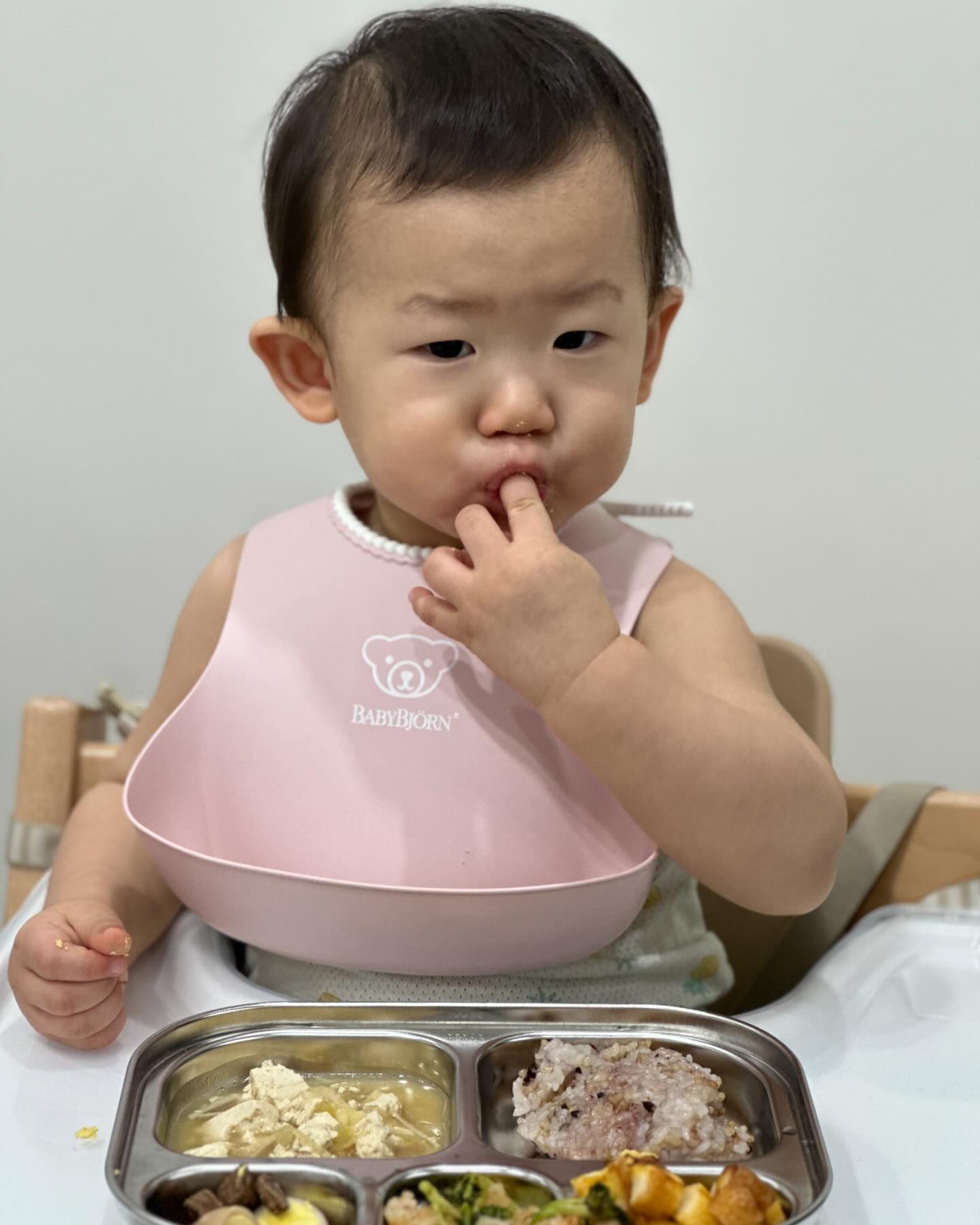 밥먹을때 표정다양한 칭구

#456일 #기분좋아 #손으로먹어야제맛