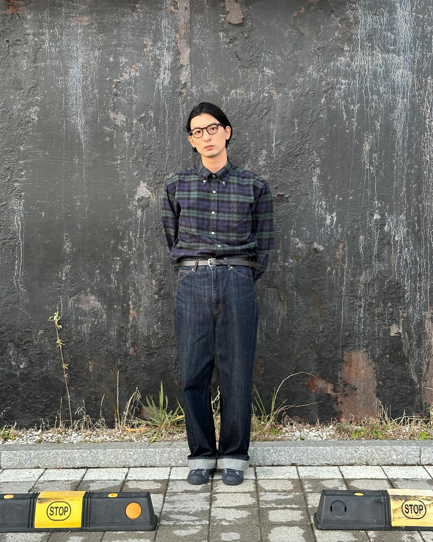 #광고 brooksbrothers.korea

브룩스 브라더스의 플란넬 셔츠를 소개합니다.

플란넬 셔츠의 가장 큰 특징은 탄력성이 좋고 부드럽다는 점인데요, 이러한 특징은 옷을 착용했을 때 포근함 느낌과 유연한 착용감을 제공합니다.

저는 가장 기본적인 코디인 청바지에 셔츠를 입고, 뿔테 안경으로 클래식한 느낌을 더하였습니다. 클래식하고 베이직한 코디의 연출은 무난하지만 늘 깔끔한 이미지를 선사합니다.

제가 착용한 블랙와치의 매력은 네이비 바탕의
체크무늬로 클래식한 연출에 용이합니다. 

또한 체크셔츠의 장점은 단품으로 입기도 좋고 아우터에 이너로 입기도 좋습니다. 

남은 12월 브룩스 브라더스 플란넬 셔츠로 겨울코디해 보시길 추천드립니다!
-
#브룩스브라더스 #brooksbrothers #셔츠 #플란넬셔츠 #브룩스브라더스셔츠 #아메리칸스타일 #데일리룩 #가을코디 #겨울코디 #남자코디 #아메카지 #프레피룩 #남자겨울코디 #아이비룩 #ootd #amekaji