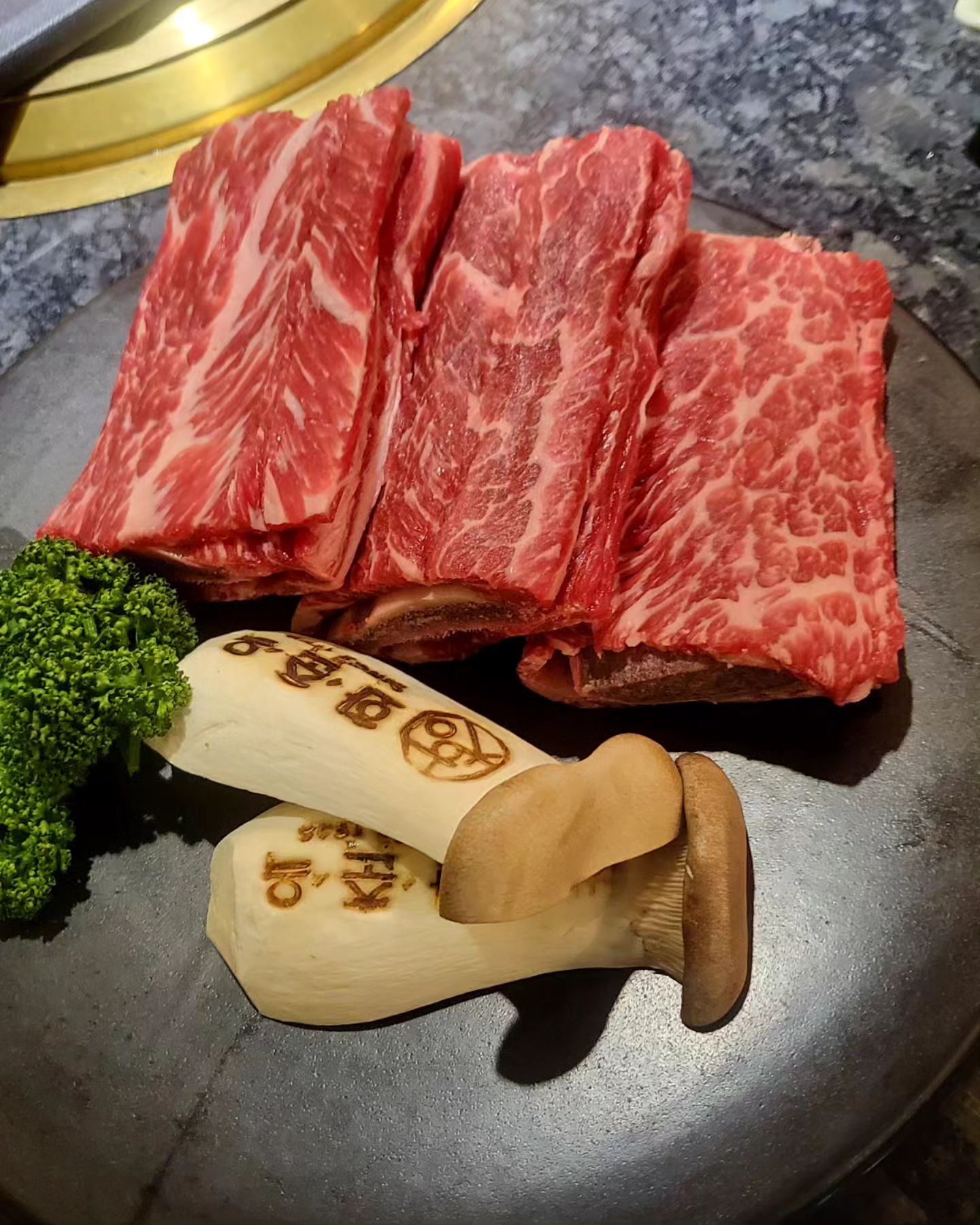해장으로 #소고기 🥩 #갈비탕 !
12시 체크아웃하고 첫끼로 이게 맞나?
근데 갈비탕 찐맛집ㅋㅋ
소고기는 음..

해장 점심 40만원 쓰는 까리한 친구 @ㅎㅈㅇ
잘 먹었옹~~~