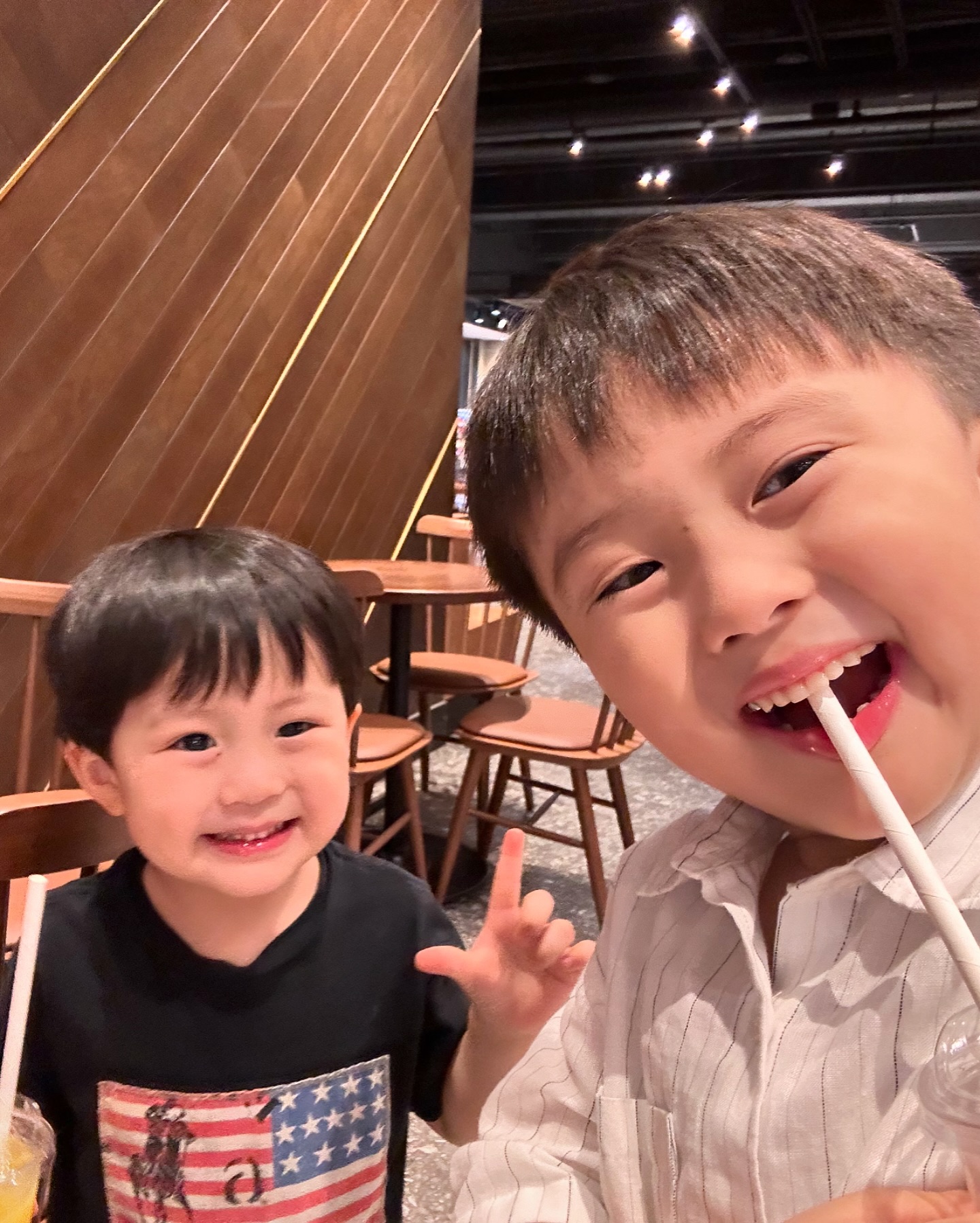 ✨☕️

별다방가서 애플쥬스 시켜먹고
인증샷 셀카도 남기는 남자 둘🍎

#각도가생명이다아들아