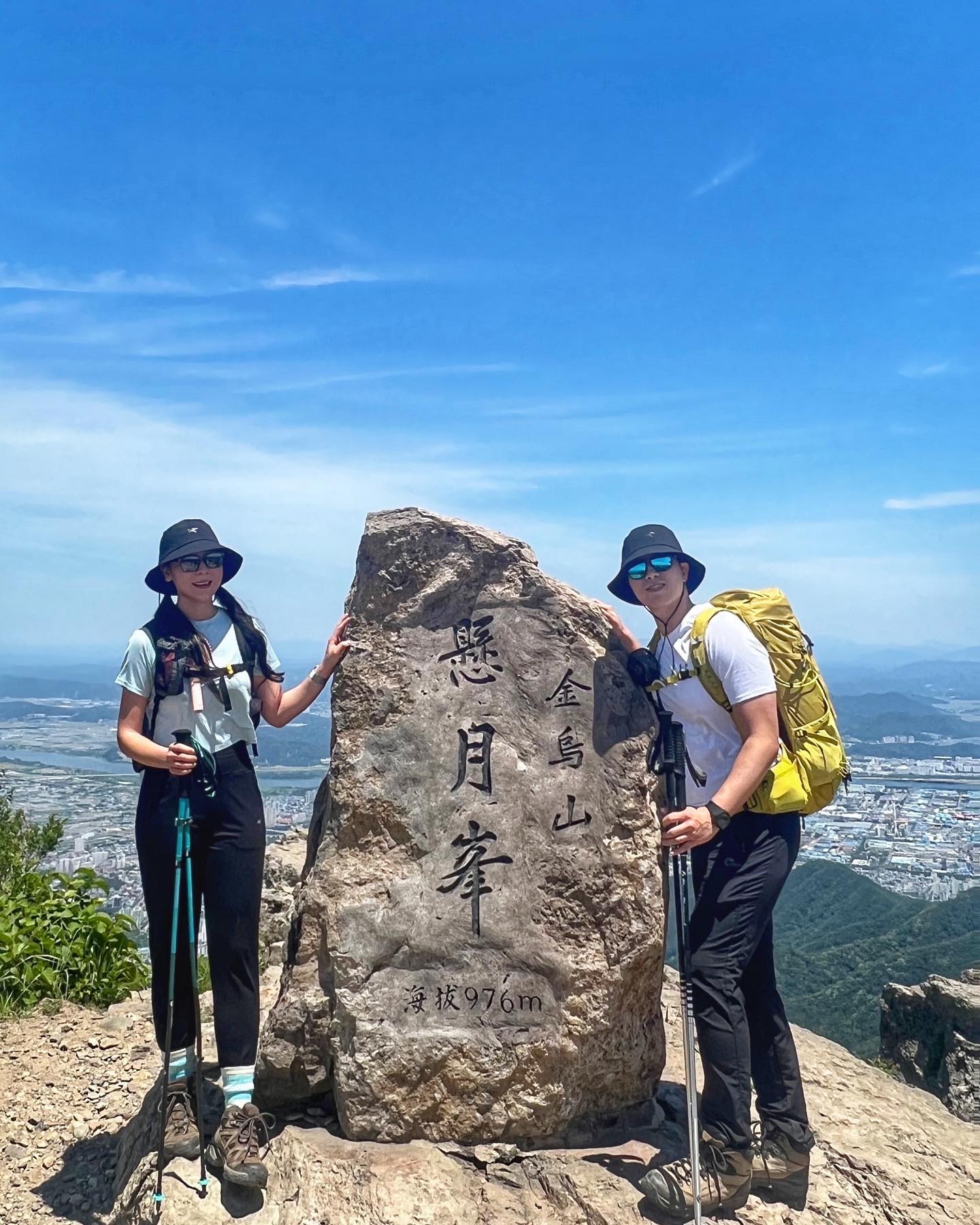 .

오랜만에 정상석 커플샷👫

⛰️금오산 (976m)
📍공영주차장-대혜폭포-할딱고개-현월봉(정상)
 -약사암-마래여래입상-오형돌탑-도선굴-주차장(9.7km)
🕒 5시간 14분 (휴게시간 51분 포함)

#구미 #금오산 #현월봉 #100대명산 #정상석 #약사암 #오형돌탑 #도선굴 #커플산행 #주말등산 #알레버스타고🚌 #chaelee_mountain #20230604