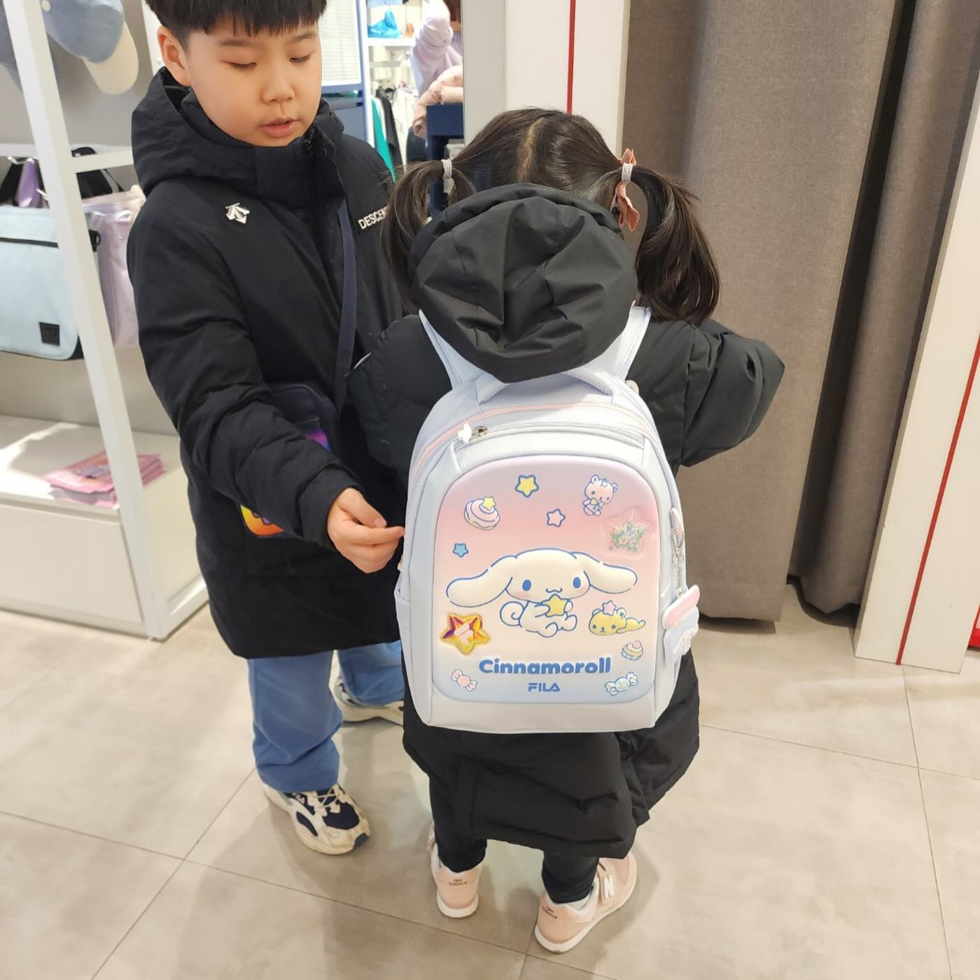 어머님 찬스♥️ 울 꼬맹이 입학선물 ㅎㅎ
결국…. #휠라 #시나모롤책가방 ㅋㅋㅋㅋㅋㅋ 샀네 샀어
말려도 안됨…. 그래… 니가 좋으면 OK!
엄만 2번이 좋은데… ㅋㅋㅋㅋㅋㅋ
-
전국 품절이라니….. 놀랍다요 ㅋㅋㅋㅋㅋ
-
#fila #시나모롤 #초등가방 #시나모롤가방 #휠라시나모롤책가방 #입학준비