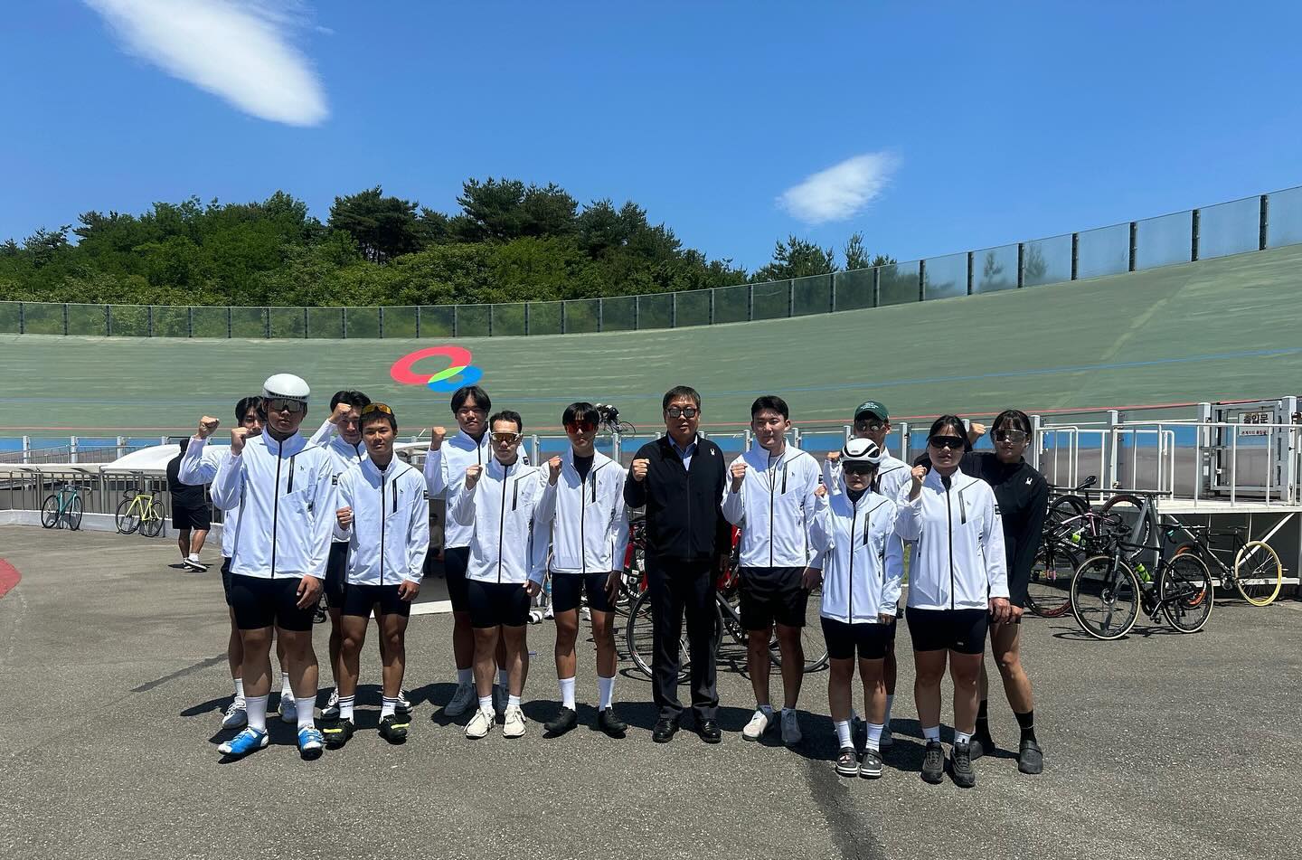 강원도민체전 춘천시 사이클팀👍

다치지말고 화이팅 -!

현재 메달 사항 
총26개
금 21개 🥇
은4개🥈
동1개🥉

#도민체전
#사이클 
#춘천