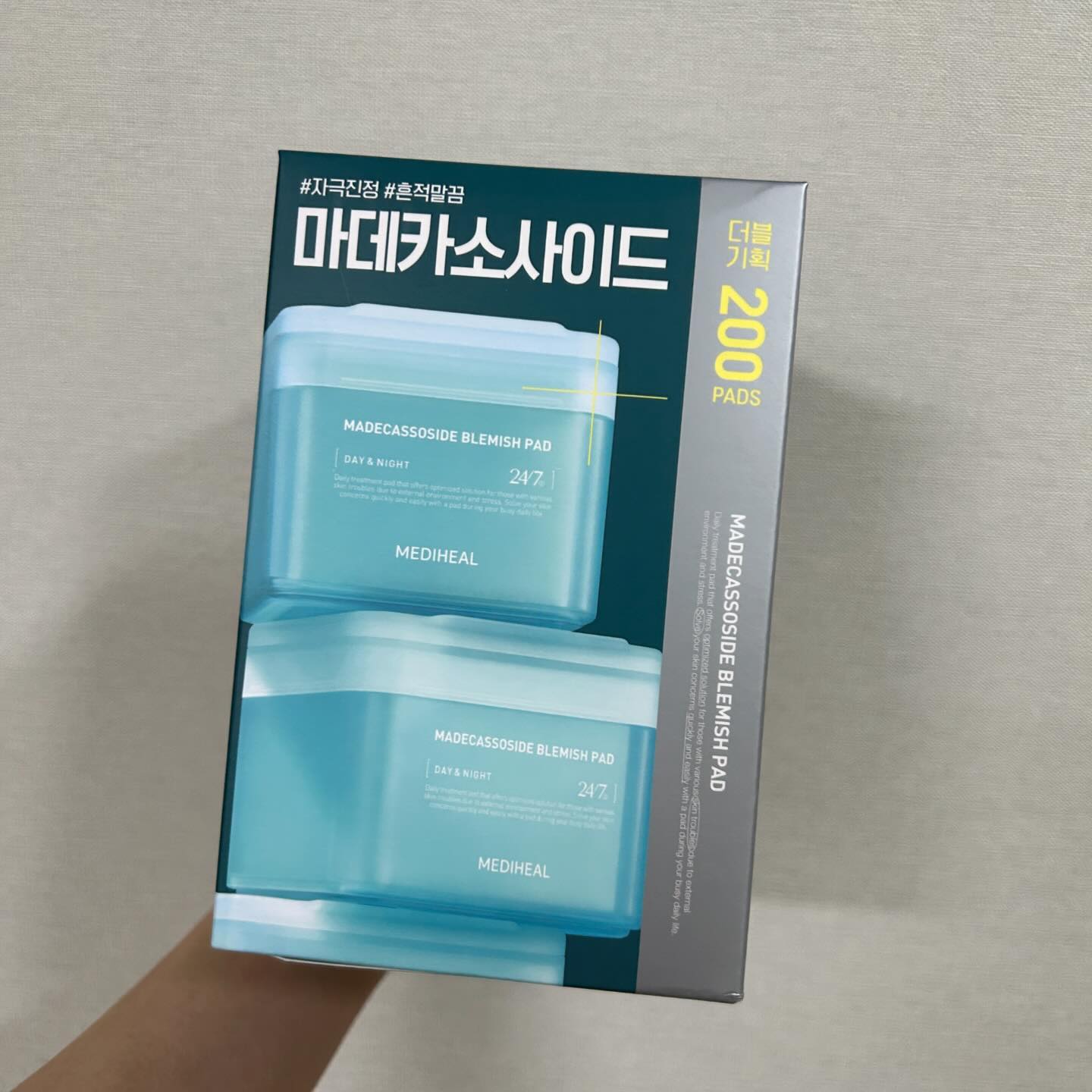 #협찬 [메디힐] 마데카소사이드 흔적패드
올영세일때 쟁일템으로 데려온 마데카소사이드 흔적패드! 오늘 올영세일 마지막날인데 계속 고민하시는 분들 위해 가져온 제품이에요! 잡티/피부톤 개선과 자극받은 피부를 진정을 동시에 케어해주는 제품이랍니다! 다른 토너패드에 비해 질감이 거즈원단이라 피부결 정리가 훨씬 잘 돼서 넘 추천해요! 또 에센스양도 가득하고 이 제품으로 결 정리를 해준 날엔 화장이 너무 잘먹더라구요! 매일 애용중이랍니다 :)
현재 올리브영에서만 100+100을 구매하실 수 있어요! 올영세일때 잔뜩쟁여두길 강추👍👍
#메디힐 #올리브영 #올리브영추천템 #토너패드 #토너패드추천 #스킨케어 #팩토 #스킨팩 #화잘먹패드 #화잘먹템