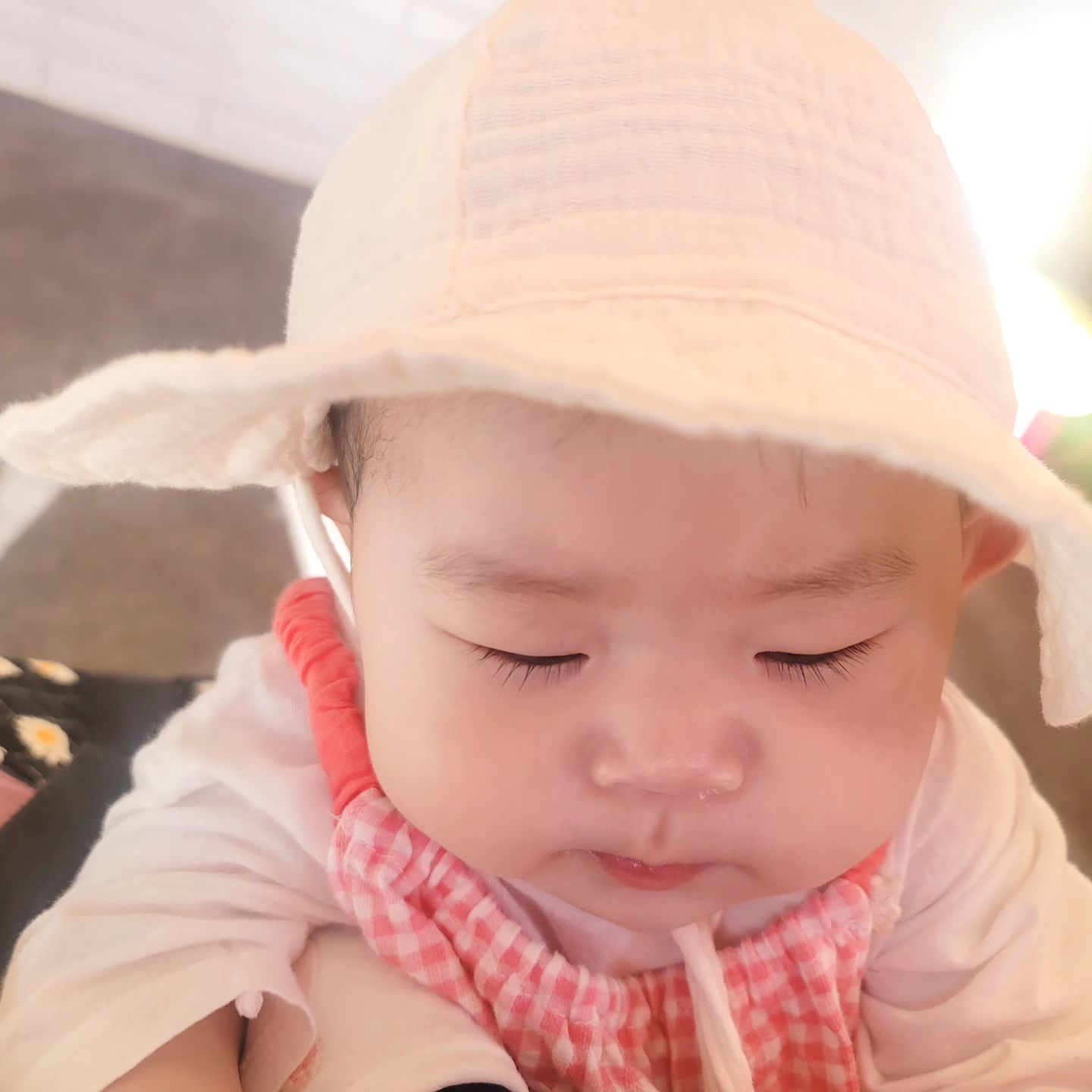 #무례한사람들

출산을 하고 따니와의 외출에서
처음 모르는 어른에게 들은 말이
"둘째도 낳아야지~출산율이~"

출산한지 얼마 안되서
몸조리도 끝나지않은 사람에게
그것도 처음보는 사람에게
둘째를 낳으라마라...

물론 우리나라 특유의
오지랖과 정이라는 걸 알지만
참 불편하더라고요....

이 후에도 정을 가장한
어른들의 무례한 참견들이 많았지만

최근 버스정류장에서 버스를 기다리는데
정말 깜빡이도 없이 갑자기
옆에서 나타난 할아버지가
따니 얼굴을 만지려고 하더라고요.

너무 놀라서 육성으로
"어머나 깜짝이야!"라고 하고
몸을 틀어서 따니를 못 만지게 했는데
할아버지는 미안하다는 말 한 마디없이
도착한 버스에 휙하고 가버리더라고요.

어찌나 어이가 없던지...

같은 버스에 타게 되었는데
내 앞으로 타신 그 할아버지는
하나 남은 임산부석에 앉으시더라고요.

그 할아버지와 근처에 있기 싫어서
반대편으로 가버리며 사건은 일단락되었지만
집에 와서도 놀란 가슴이 가라앉지않더라고요.

뭘 만진줄 모르는 그 손으로 아가를...후

요즘 아가를 보기 힘들어서
아가가 이쁜 마음에 그러시는건 알겠지만
제발... 선은 지켜줬으면 좋겠네요😓

#아기만지지마세요 #둘째는본인이낳으세요
#아기는보기만해주세요 #제발부탁입니다🙏