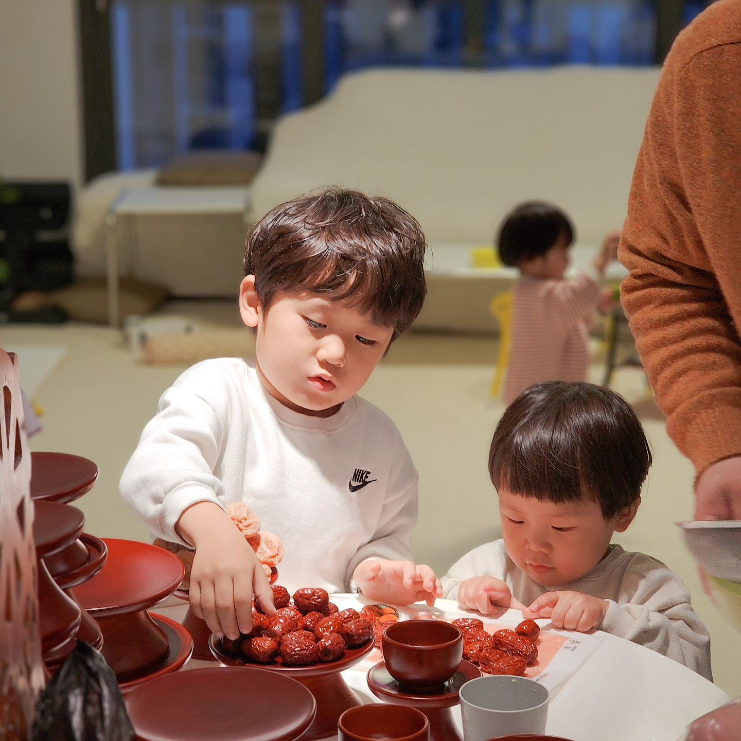#엄마집들이

아빠집에서 지내던 제사를 내가 가져왔다

아빠는 우리 생각해서 자꾸 제사를 없애려고 하고
지난 3년간 나의 임신출산으로 납골당에만 다녀왔었는데
올해는 그러기가 싫었다

꼭 제사를 지내야 한다는 주의도 아니고
우리 아이들에게도 강요하고 싶은 생각은 없다

그냥 나도 1년에 하루쯤은 온종일 엄마를 깊이 기억하고 싶다

아빠 앞에서 울음이 터질까봐 이런 이유는 말하지못하고
아빠가 왜 없애냐고 내가 알아서한다고 짜증을 내버렸다
이 또한 나중에 후회할거면서-

내가 정말 닮고싶고
지구상에서 가장 멋있는 사람, 우리엄마

엄마 기일이면
아빠도 나도 동생도
늘 묵언수행하던 하루였는데
우리 아이들 덕분에 분위기가 많이 달라졌다

고마워
사랑해 우리가족

.
.
.
#우리가족사랑해 #아빠사랑해 #엄마사랑해 #내동생사랑해 #여보사랑해 #아가들사랑해 #순번관계없이 #모두사랑해 #엄마기일 #엄마보고싶다 #멋진엄마 #나도멋진엄마가될게요