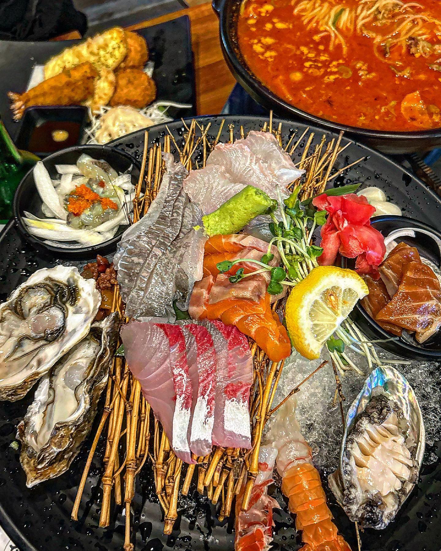 제주시 도민 맛집 이자카야 #수미일관
⠀
재주공항 근처 네이버 평점 4.99 수미일관’
여기는 작년 제주살이 할 때 일 이주에 한번은 
배달 시켜 먹은집이라 매장에서 꼭 먹어보고 싶어서
방문해봤어요 ‘수미일관세트 모리아와세+튀김+나베’ 
고!! 나베는 매운차돌짬뽕으로 골랐습니다
⠀
일단 모리아와세 구성이 군더더기 없이 좋아요 매번 
바뀌는 거 같은데 흰살생선, 연어, 제철굴, 타코와사비 등
한입 한때마다 탱글함, 신선함이 굳 ‘매운차돌짬뽕’ 이건 또 
왜 이렇게 맛있는지🥹 차돌덕에 더 진해진 국물에 삶아서 
나온 면 넣어서 먹으니까 면에 국물 착 달라붙어서 너무 맛있었어요
⠀
가게안이 꽉 찼는데 다 도민들인거 보니 여기 찐맛집 맞구나 한번 더 인정하게 되는 희희 접근성도 좋고 일단 안주들이 다 맛도리라 제주여행 계획에 넣어서 가보시는거 추천드립니다😆
⠀
#제주이자카야 #연동맛집 #연동술집 #제원맛집 #제주횟집 #제주이자카야 #제주여행 #신제주맛집 #제주공항맛집 #제주시맛집 #제주시술집 #제주여행코스 #제주여행코스추천 #제주도맛집 #제주도민맛집 #제주존맛 #먹스타맞팔