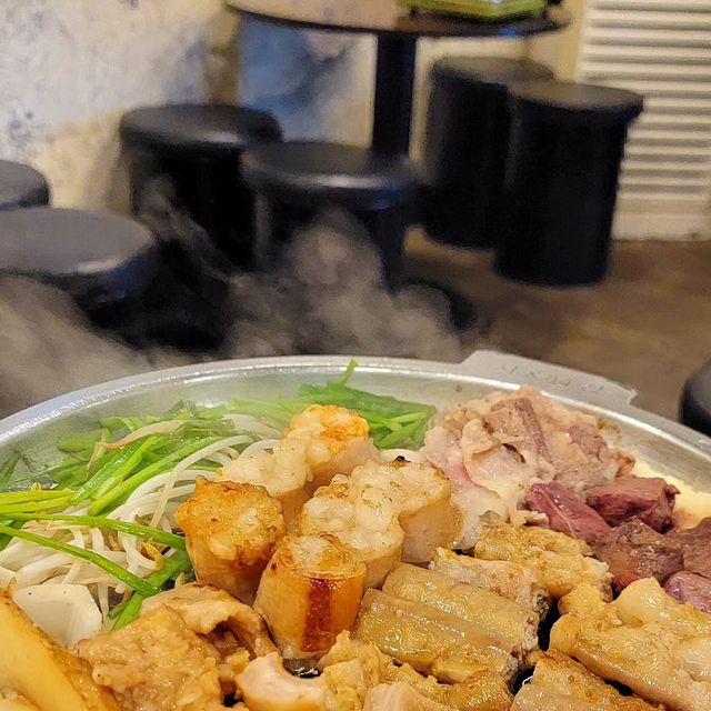 林_foodie on Instagram: "수유부추곱창 빈티지한 감성이 일품인 노포 분위기 맛집🍽 요즘처럼 비오는날에 어울리는 감성 곱창집🌧 모듬곱창 KRW 45000 치즈계란찜 KRW 3000 사장님이 맛있고😋 모듬