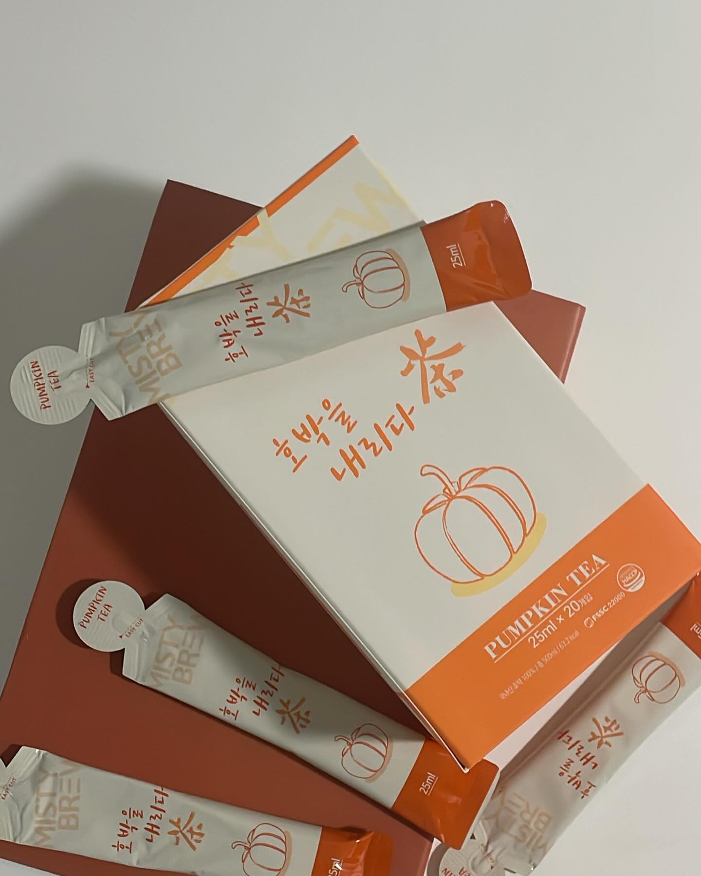 물 대신 마셔도 부담 없는 식수 대용차로 깔끔한 국산 액상 호박차 스틱 🎃 우릴 필요 없이 간편하게 액상이라 언제 어디서나! 야식 좋아해서 붓기 심한 사람한테는 최고 제품 붓기 대마왕 저한테는 진짜 찐이에요 생수 잘 못 드시는 분 덜 하루 한포만 챙겨 드셔보세요 ~ 

#업체로부터제공받은제품#미스티브루#호박차#건강차#늙은호박#국내산호박차#국산차#액상차#식수대용차#호박티#늙은호박차#마시는차#물대신차

daniel_mistybrew