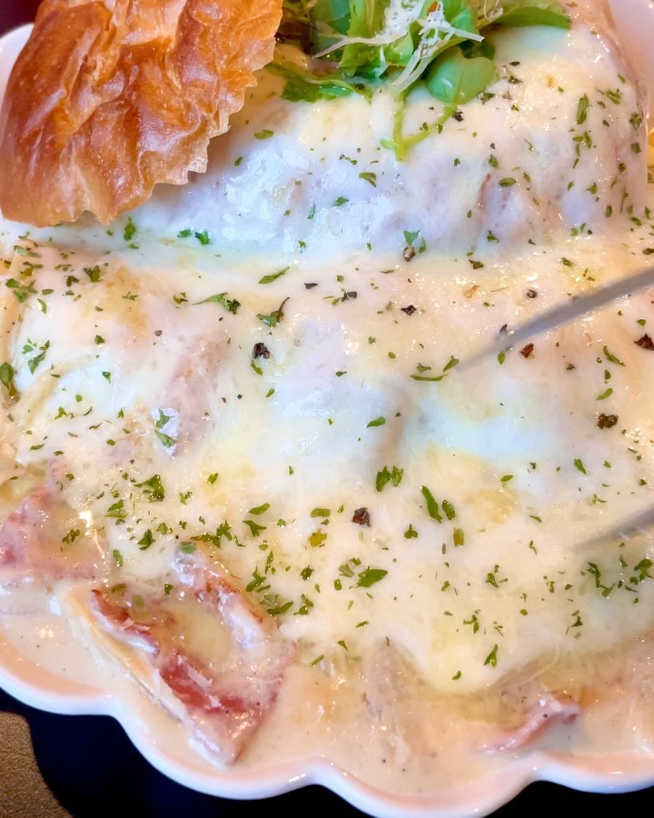 #협찬 

원 셰프 파스타 맛집 ”달리181 광주수완점“에 다녀왔어요. 

주문과 동시에 에피타이져로 나온 연유뿌려진 식전빵과 토마토 크림치즈 카나페가 너무 맛있어서 다음 음식이 굉장히 기대되더라구요. 

먼저 시그니처메뉴인 빠네 치즈 폭포 크림 파스타(베이컨)는 새우와 베이컨중에 고를 수 있고, 크림/로제/매콤크림 등 굉장히 다양한 옵션이 있어서 입맛대로 다양하게 즐길수있어요. 

한눈에 보기에도 엄청난 치즈가 폭포수처럼 가득 쏟아지고, 달리181만의 특제 소스가 한 입 먹자마자 입 안 가득 진한 풍미를 느끼게 하더라구요. 
요거 완전 맛도리😋
역시 파스타는 치즈범벅해서 먹어야 제 맛이에요. 

치킨필라프는 고슬고슬한 밥알이 감칠맛나는 소스에 코팅되어 남녀노소 누구나 좋아할 맛이에요. 
같이 간 어린이가 쌍엄지를 척👍🏻👍🏻

맛있고 예스키즈존에 친절한 직원분까지…🥹

오렌지컬러가 눈에 확 들어오는 고급스런 내부에 2인석부터 최대 9인석까지 가능하여 가족, 데이트, 회식 등 모든 모임 장소로 추천입니다❣️❣️❣️

🔆네이버& 캐치 테이블 예약 시 토마토 크림치즈 카나페 증정🔆

dali181_suwan 
📍 광주 광산구 수완로74번길 29-19 1층 101호
⏰ 11:00~21:30 (라스트 오더 20:30)
📞010-2668-6241

 #수완동맛집#광주파스타맛집#수완동파스타#광산구파스타#광산구맛집#수완동파스타맛집#수완동데이트#광산구데이트#광주데이트#광주맛집#광산구양식#수완동양식#달리181광주수완점