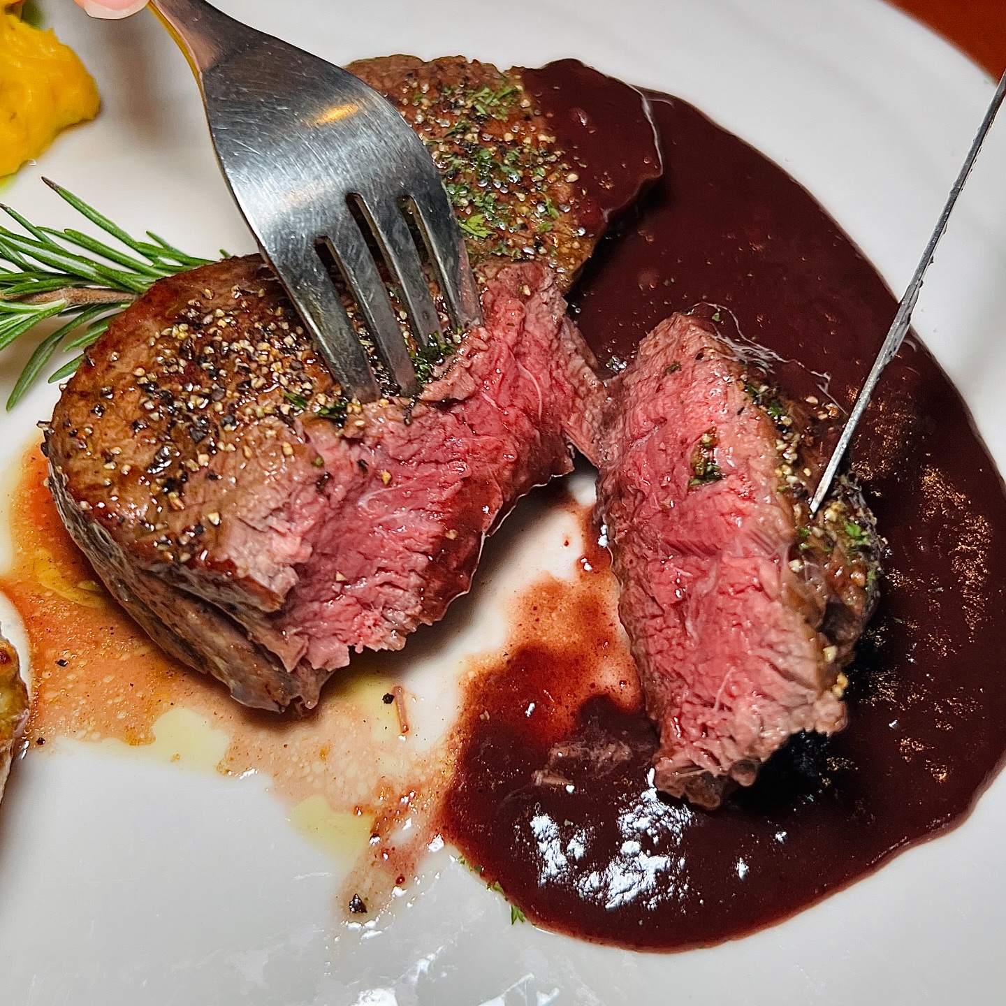 가로수길에서 17년간 한 자리를 지킨 스테이크맛집

merry_go_round_steak 

합리적인 가격으로 스테이크와
파스타를 즐길 수 있는 곳이었어요!

스테이크가 얼마나 부드럽고 입에서 녹던지;;
칼만 가져다 대도 슥슥하고 썰려요. ㅎㅎ

로제라구파스타도 잘게 다진 소고기와
꾸덕한 로제소스까지 넘 맛있었습니다🥰

클래식한 분위기도 좋아서 가로수길 데이트
하기 딱 좋아요-!

특별한 날에는 테이블이 만석일수도 있으니,
네이버예약이나 전화예약 추천드려요~
(네이버예약 10%할인)

ㅡㅡㅡㅡㅡㅡㅡㅡㅡㅡㅡㅡㅡ
📍[서울 신사동] 메리고라운드 스테이크
​
🕚영업시간
매일 11:00-22:00
(B.T. 15:00-16:30)
​
💲주문
파스타스테이크세트 69,000원
(파스타+스테이크+음료2잔)
​
🅿️주차가능(1시간 30분 무료)
🚊압구정역 5번 출구 도보 5분
📞0507-1384-9141
🍾콜키지 가능 (유료)
👶유아의자 있음
🧑‍🍳비건메뉴 있음

#협찬 #압구정맛집 #신사맛집 #가로수길맛집
#가로수길데이트 #가로수길맛집 #가로수길