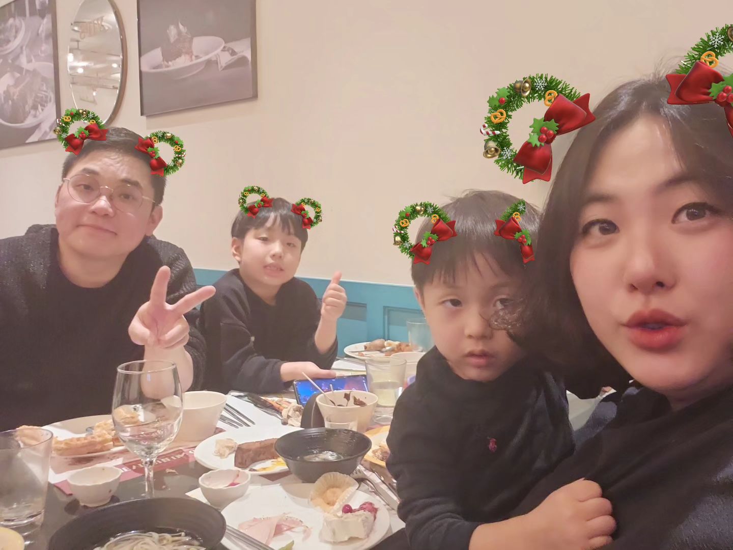 .
우리가족송년회 
1호가 블랙으로 맞춰입재서.. 올블랙
벌써 울집 초딩이 2학년이 된다닛...!
새삼 내 나이가 느껴진다😂
엄마껌딱지 2호도 마니컷넹
얼마만에 먹는 우리 4명만의 식사인가
근데 먹느라 바쁨 ㅋ 
파워j는 이것까지 다 계획에 있다는
.
.
.
.
#송년회 #크리스마스이브 전날 #2차 는 #영화 
나는 며칠째 #새해계획 에 머리 뽀개짐