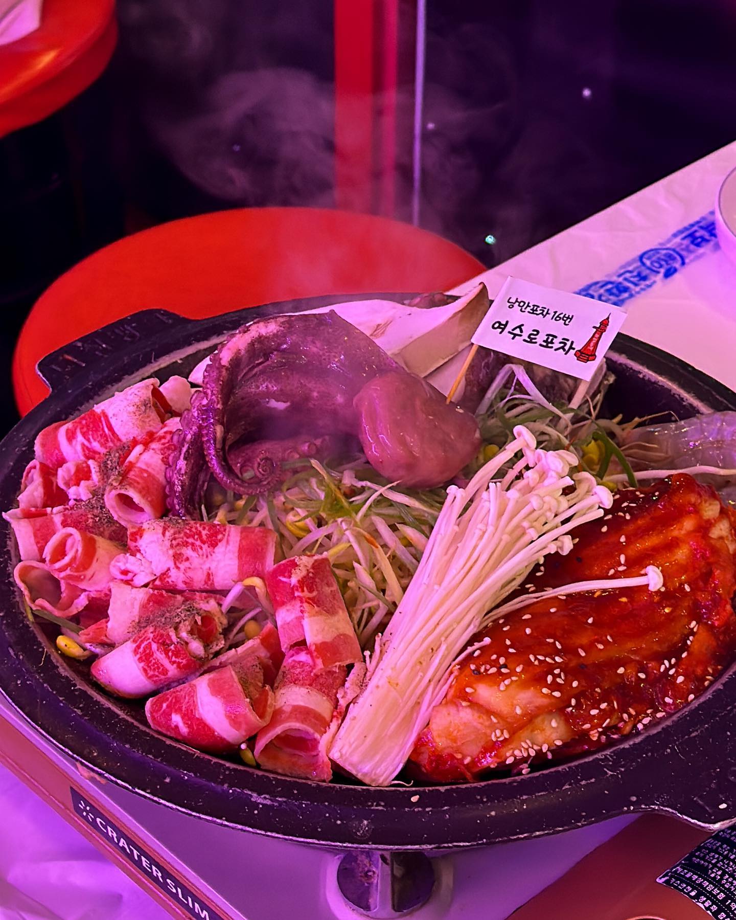 매번 여수가서 삼합구이만 먹었지 🫨
돌문어삼합은 처음 먹어봤는데 🐙
지짜 ,, 너무 맛있었ㄷr ,, ⭐️ 진짜 ,,
우삼겹에 해물에 전복에 김치까지 ,, 
밥도둑세트들 ! 거기에 날치알 볶음밥 
필수로 시켜먹어야 배운ㅅr람 ,, ❤️
여수 낭만포차는 📍16번 여수로 포차 (메모) 
창가뷰 앉으면 먹으면서 하멜등대랑 
케이블카 야경 전부 구경 가능 ! 🚠✨