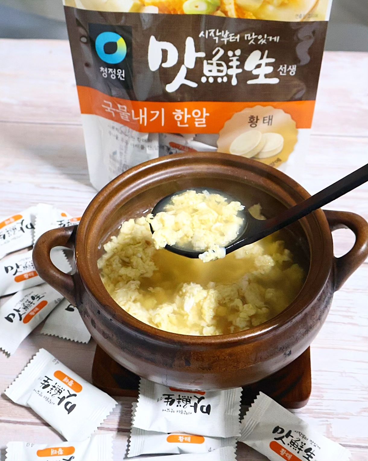 #협찬 청정원 국물내기 한알

요즘 코인육수로 
간편하게 육수내기 많이들 쓰시죠??

저희 집에서는 
국물요리를 좋아해서
자주 국을 끓여서 
없어서는 안 되는 필수템입니다 🤗

정성껏 선별한 자연재료를 
한알에 담아 
간편하고 맛있는 육수 
뚝딱 완성할 수 있는
청정원 국물내기 한알 👌

황태 살과 뼈를 정성껏 우려내
황태 고유의 구수하고 
시원한 감칠맛을 느낄 수 있는데요

콩나물, 무, 대파, 양파 등 
국내산 야채를 더해 
높은 풍미를 맛 볼 수 있어요

깔끔한 개별포장으로 
위생적으로 보관 가능하고,
쉽게 눅눅해지지 않아 
캠핑이나 야외활동 갈 때도 
간편하게 휴대해 가기 좋습니다🏕

끓는 물 350ml에 
한 알 넣고 3분간 풀어준뒤
육수에 그대로 요리하면 되는
간편한 코인육수예요

저는 육수에 달걀물 풀어서 
간단 달걀국 끓여봤는데요
 
구수하면서 감칠맛 나는 
맛난 국물요리 뚝딱 완성🥄

요리가 서툰 분들도 
쉽게 육수 낼 수 있어서
추천하는 맛선생 국물내기 한알입니다👍
.
.
.
#청정원 #맛선생 #맛선생국물내기 #국물요리 #레시피 #간편요리 
#간편육수 #육수한알 #코인육수 #고체육수 #레시피 #황태 #해장 #콩나물국 #계란국 #국물 #맛스타 #맛스타그램 #오늘뭐먹지 #맛팔