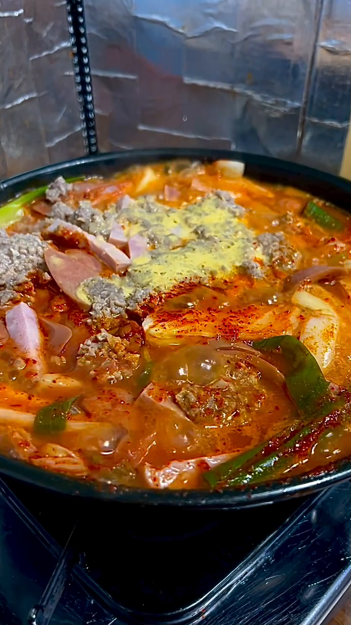 🍽️

아기 낳기 전 이런 음식점 많이 다니라그래서
열심히 골라서 다니는 중
저번주 열심히 돌아다니다 독감 씨게 와서 며칠째 골골중이지만
맛있는거 머그러 가고 싶다🥲

#평택부대찌개 #김네집
