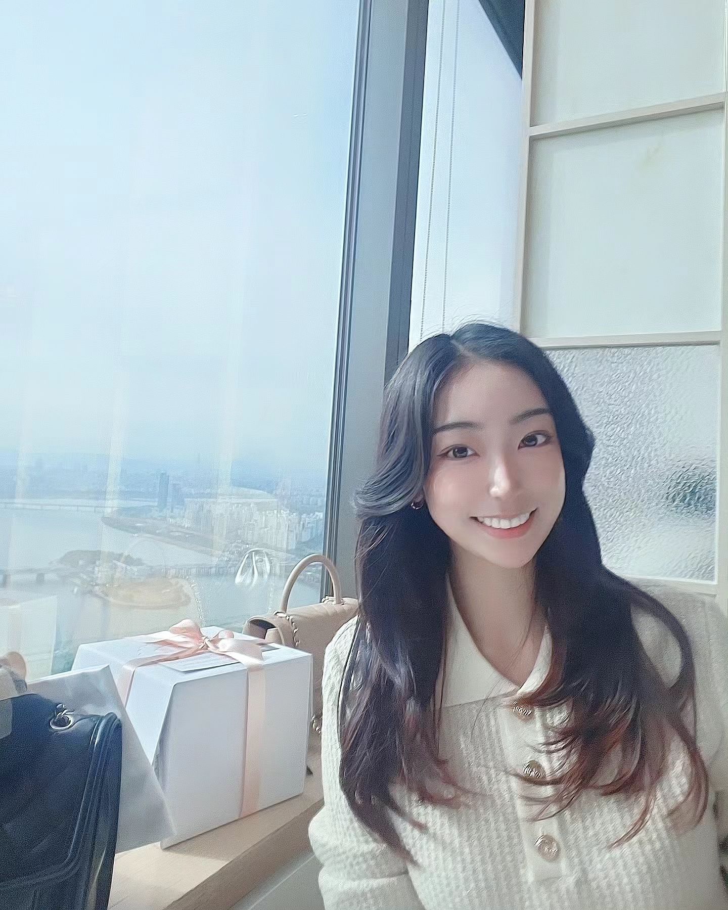 뷰 너뮤 좋은 곳에서
가족모임🩵
.
.
요리들도 맛있구🍽
디저트들도 good!
.
.
오랭만에 가족들과
수다수다
좋았댜!🫶
.
.
이런게 힐링이지🥰
.
.
.

#63#63빌딩#가족모임#힐링#날씨맑음#일상#일상스타그램#일상사진#사진#기록#좋아요#행복#주말#주말힐링#주말드라이브#63레스토랑#가족모임장소추천#스테이크맛집#디저트맛집#여의도맛집#여의도레스토랑#레스토랑추천#한강뷰#뷰맛집#뷰맛집레스토랑#사진맛집#힐링그자체#행복한주말#주말드라이브