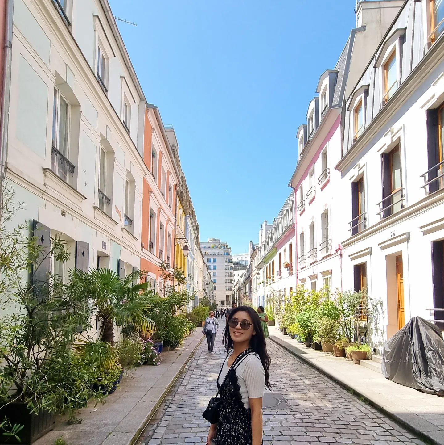 Ep5. 날씨가 다했다  in PARIS

다시 시작하는 #신행일기 😆
여행다녀오고 시간이 너무나도 빨리 흘러버렸다..

파리에서 첫째날!!
딱 요즘같은 날씨였던것 같다
아침저녁은 선선하고
낮엔 뜨거운 햇살이 이글거리고!!

숙소가 있는 동네를 기웃거리며
사진찍고 시원한 낮맥도 하고
시내를 누비며 관광객 모드로 아무생각없이 놀던 그날이 넘 그립다요~🥹

2023. 05. 31.

#제주부부 #유럽 #신혼여행 #파리