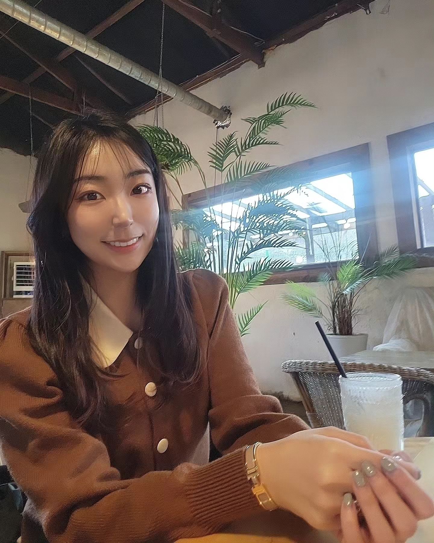 브런치 카페💕
'카펜트리'
.
.
분위기도 좋고🤎
브런치 요리들 너무 맛있!🍽
.
.

에그 베네딕트&알리오올리오🫶
맛있어서 순삭😆
.
.
여유롭게 브런치 먹고
바로 근처에 있는 카페가서
불멍 힐링~☕️🔥
.
.
.

#불멍#일상#일상사진#카페#카펜트리#카펜트리브런치#브런치카페#브런치카페추천#남양주카페#카페추천#드라이브#사진#카페사진#브런치맛집#에그베네딕트#알리오올리오#일상스타그램#사진찍기#카페사진#소확행#행복#좋아요#여유로운#남양주브런치#카펜트리카페#ootd#브런치#분위기좋은카페#카페맛집