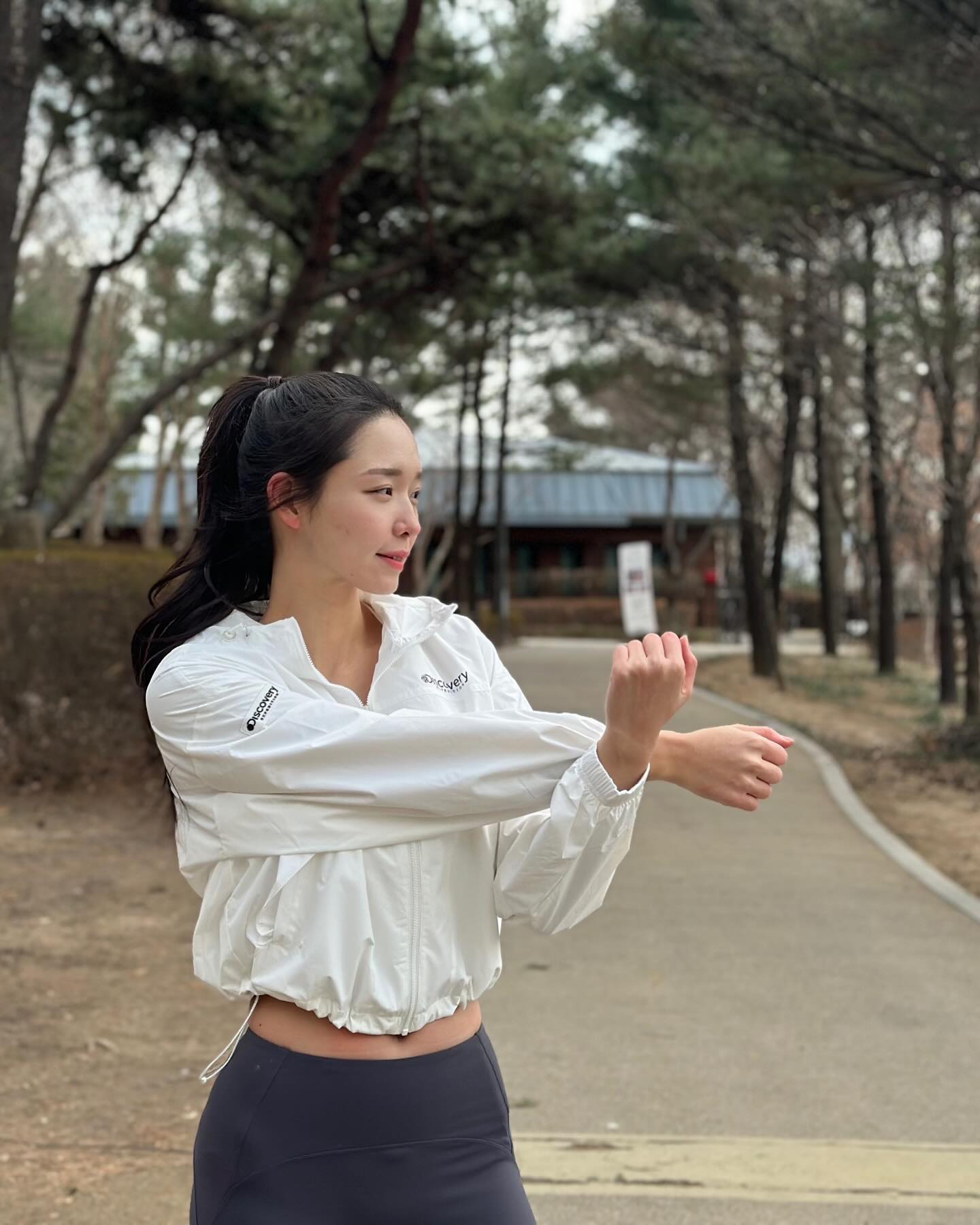 #광고#디스커버러
봄바람 불어오면 러닝의 계절이 돌아왔다는거 맞죠? 
밍지가 좋아하는 크롭기장에 밑단 스트링으로 신체 사이즈에 맞게 조절하여 세련되게 착용 가능한 오버핏 크롭 자켓입고 3월부터 잠자고 있던 러닝라이프 다시 시작!🌸
#바람막이#여자바람막이#윈드브레이커#봄자켓#봄코디#크롭자켓#레깅스코디