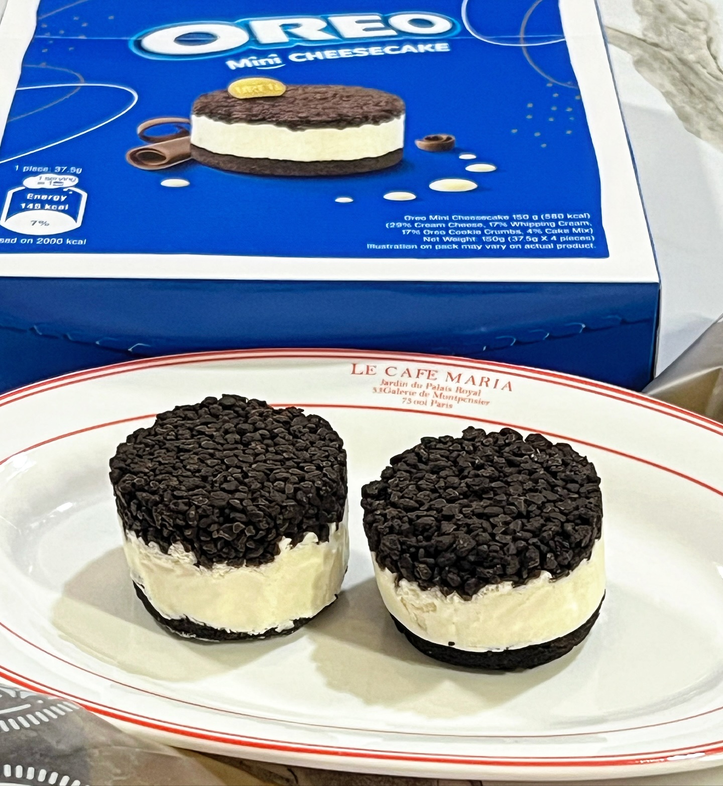 📍[ #오레오미니치즈케익 ] oreo__525 
#협찬

진하고 고소한 치즈케이크와 
오레오 쿠키의 달콤한 맛이 너무 잘 어우러져서
커피나 우유랑 찰떡➰☕🥛

오레오 쿠키 크럼블이 바삭하니 식감이 좋고
아래쪽은 빵이 깔려있어 폭신폭신

무엇보다 중간에 가득 들어있는 크림치즈가 꿀맛
꾸덕하고 고소한 치즈향의 풍미가 👍🏻

치즈케이크를 좋아하는 사람이라면 
모두 다 좋아할 맛 🤍

한 박스에 4개씩 개별 포장되어 있어서
보관도 용이하고 한번 먹을 때 다 꺼내지 않아도 되니 좋고
가방에 쏙 넣어 밖에 가지고 나가기도 편하다

.

.

#오레오 #오레오치즈케이크 #오레오케이크 #오레오치즈케익 #오레오미니치즈케익 #오레오미니케익 #먹스타그램 #먹스타