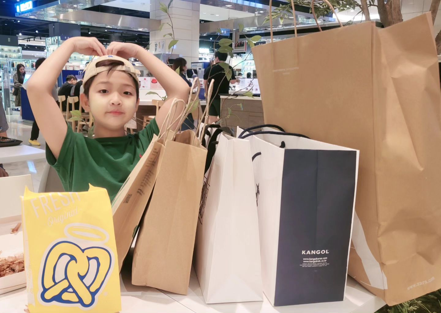다음주가 아이 생일주간이라 오늘 미리 현백가서 생일선물 플렉스 시켜주었어요💸

내껀....애정하는 프레즐 뿐...😂

이제 집에가자..엄마 체력이 다했다...🫨
