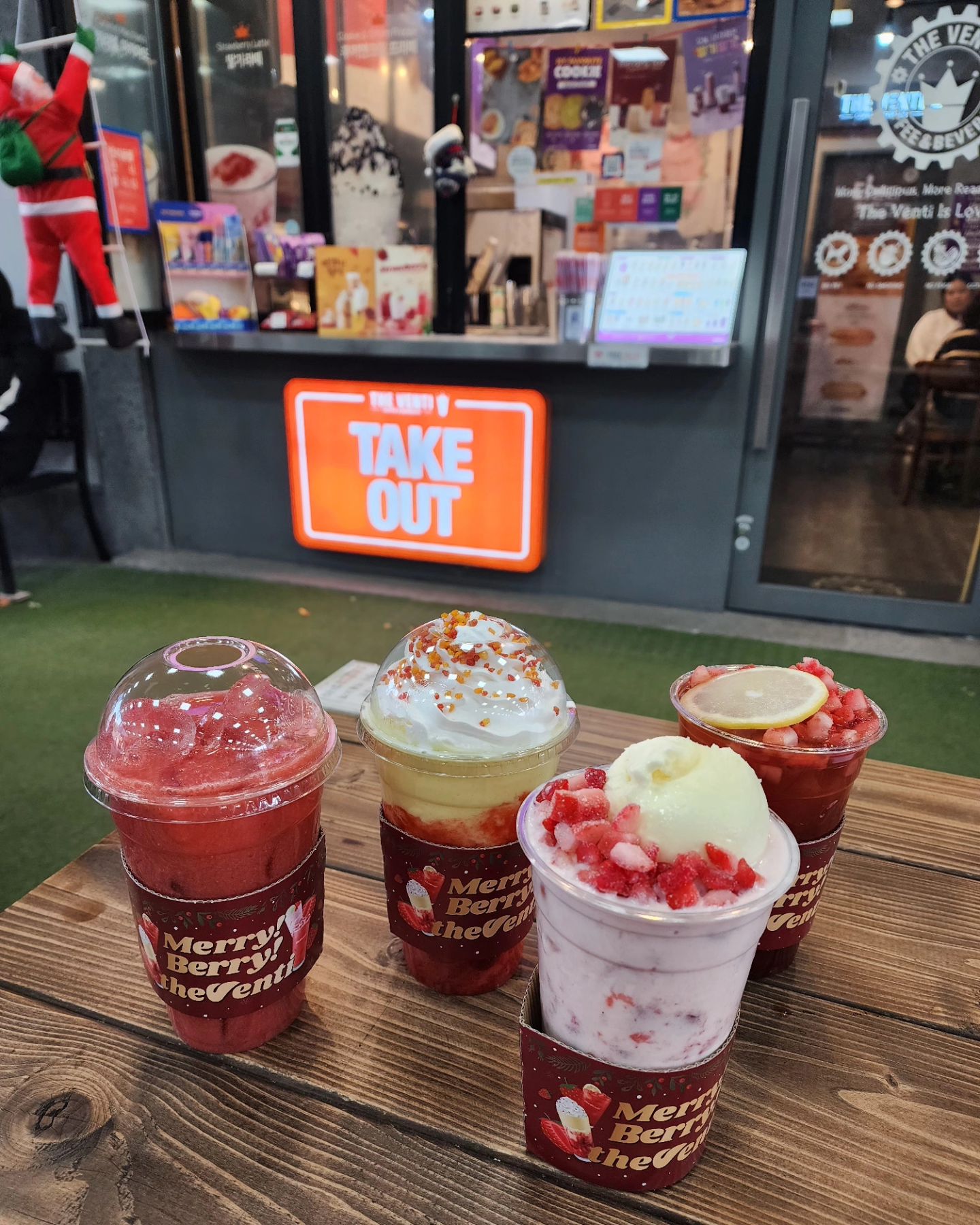 #협찬
더벤티 신메뉴 겨울 제철과일 딸기 시리즈🍓 
딸기연유라떼/ 딸기바나나쉐이키/ 딸기듬뿍주스/
딸기피치아이스티 4종💜
🍓🥛🧊 딸기본연의 맛 가득.. 딸기라떼오ㅏ 연유의 만남!
상큼 꼬쑵 달달 기분좋은 비타민+ 당충전
🍓 🍌 딸기와 바나나의 만남! 시원함 가득 샤벳같아
디저트로도 술 먹은 다음 날 특히 더 최고 ㅋㅋ
🍓 🧊 딸기가득가득 상큼상큼 딸기듬뿍 주스!
🍓 🍑🍹세상에 이렇게 상큼할 수가....... 딸기피치 아이스티

더벤티 신상 4종 모두 아쉬운 점 없이
풍부하고 맛있는 딸기 맛에 반함😍
일주일치 비타민 충전 상큼함 당충전 완료 ✔️

✅️ 협찬
theventi_official
#더벤티 #더벤티딸기 #더벤티신메뉴 #더벤티신진주역점
.
.
.
.
.
#딸기연유라떼 #딸기바나나쉐이키 #딸기듬뿍주스 #딸기피치아이스티 #더벤티딸기음료 #딸기음료추천 #딸기맛집 #더벤티체험단 #진주카페 #카페스타그램 #신진주역맛집 #맛집 #디저트 #먹스타그램 #팔로우 #먹팔 #맞팔 #먹팔해요 #🍓 #strawberry