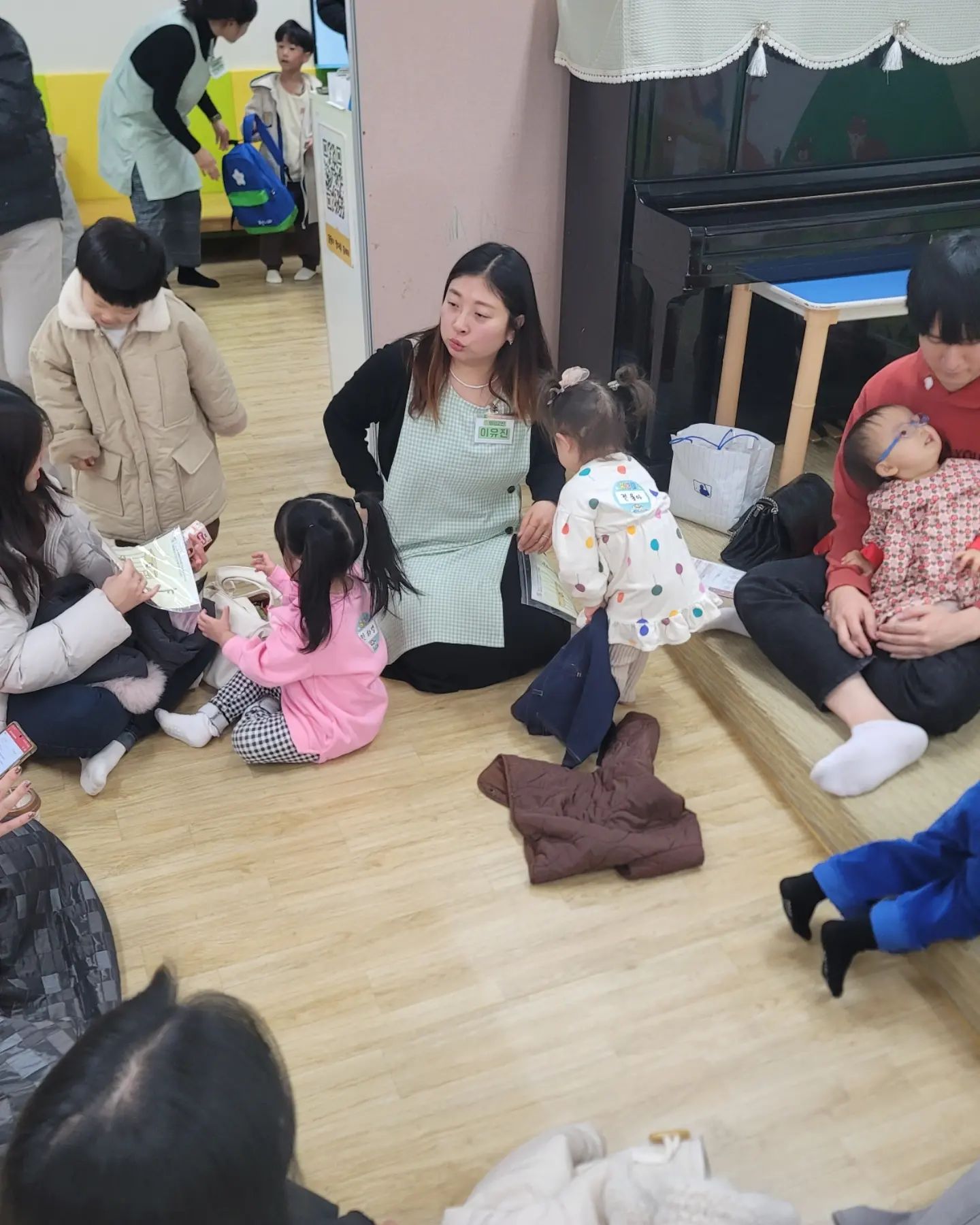 #첫줄

2024.01.28 일요일

생애 첫 주일헌금위원 하는 공주❤
그리고 2024년 교회에서 영아부실 첫 놀이방 오픈!!
집에서나 교회에서나 과일 장난감이 최애인 공주❤
엄마가 하은이 가졌을때 과일만 먹었던게 너한테 이렇게 영향이 갈줄몰랐어 과일을 이렇게나 좋아할거란 생각을 못했어 그중 최애 과일이 오렌지, 귤, 사과, 배, 딸기, 샤인머스켓, 바나나, 블루베리, 수박, 복숭아♡

#럽스타그램💕 #부부스타그램💕 #부산부부스타그램💕
#신혼부부스타그램💕 #육아스타그램 #하은공주 #생후783일차 #사하구아기 #하단 #행복이 #소띠아기 #딸 #소통 #사하구맘 #행복이맘 #소띠맘 #하은맘 #딸맘 #도치맘 #육아 #육아소통 #25개월아기