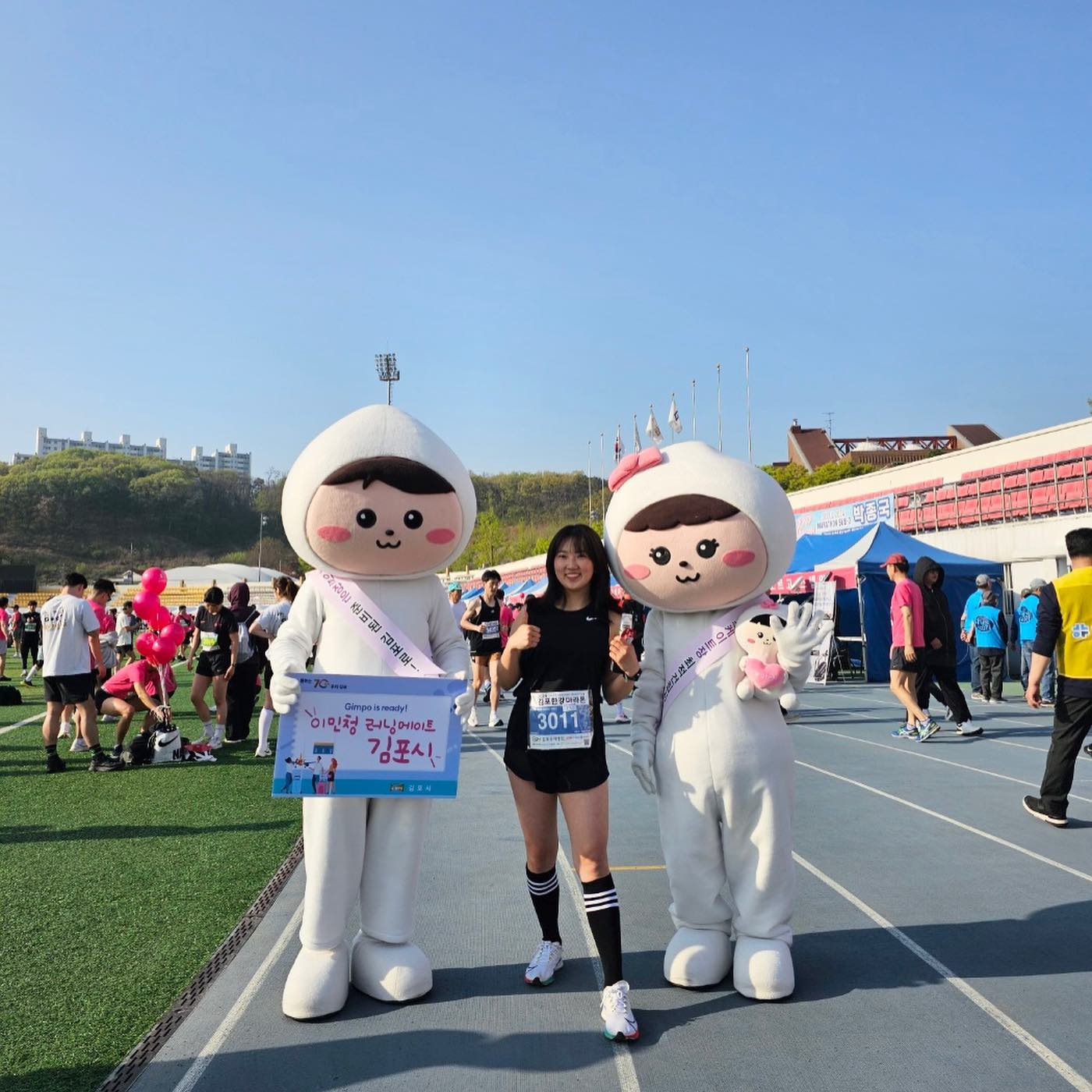 🏃🏽‍♀️

지인이 첫 하프 뛴다고해서
양도받아 같이 뛴 하프 🏃🏽‍♀️

김포의 딸,,, 김포한강마라톤하고 안맞아
매번 땡볕이다 👀

처음으로 걷고 포기하고 싶었다....

#김포한강마라톤 #러닝