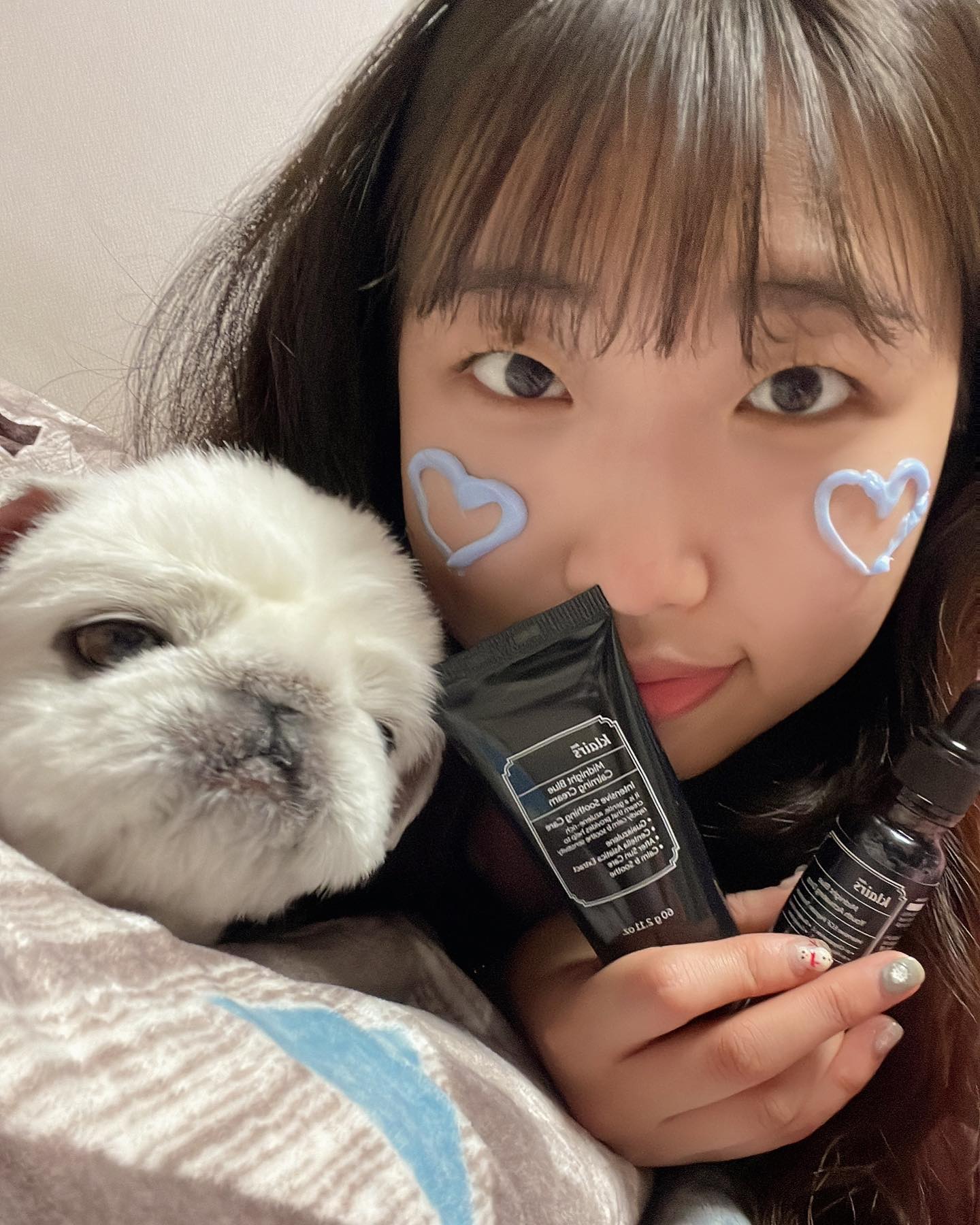 #협찬 klairs_whale 

🤍미드나잇 블루 카밍 크림🤍
🤍미드나잇 블루 유스 액티베이팅 드롭🤍

겨울철 자외선이 제일 무섭다던데 자외선에 얼굴이 붉어지고 예민해진 피부를 진정시켜주는 미드나잇 블루 크림과 세럼💙

피부진정에 효과가 좋아서 나처럼 민감하고 예민한 피부들이 바르기에 알맞당 ㅎ.ㅎ 붉은 피부에 특히 좋아서 쉽게 달아오르는 내 홍조피부에 써주면 달아오른 피부를 빠르게 진정시켜줘서 좋당!
피부에 열감이 많다보니 여드름도 쉽게 올라오는데 그렇다고 겨울철에 가벼운 스킨세럼만 바르면 쉽게 건조해지고,유분 많은 걸 바르면 여드름 폭탄,,, 미드나잇 블루 카밍크림은 유분감이 없어서 끈적이지않고 촉촉하게 스며드는게 큰 장점인 것 같다🤍🤍

이름답게 크림과 세럼 둘 다 블루색상💙
굉장히 순하고 자극도 없고 향기가 무향 ! ! !
예민한 피부에 아주 적합한 미드나잇 블루제품 강추합니듕🥰

**해당 제품은 올리브영 온라인 스토어에서도 만날 수 있져용**
.
.
.
#제품제공 #클레어스 #미드나잇블루카밍크림 #피부진정 #민감성피부 #진정크림 #블루크림 #에프터선케어 #수분진정 #loveklairs #미드나잇블루유스엑티베이팅드롭 #주름개선 #세럼 #올리브영추천템 #블루드롭 #세럼추천 #탄력세럼 #진정세럼 #블루세럼 #세럼