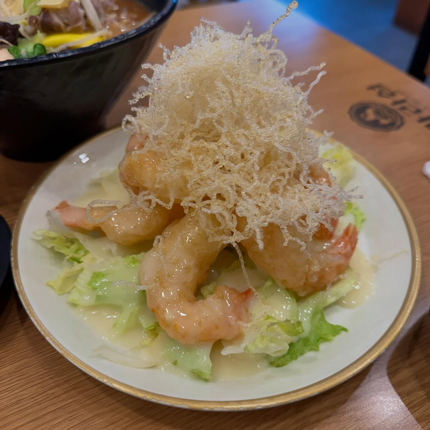 #협찬 #마라섬마라탕딤섬망포본점 
⠀
마라탕, 딤섬 찐맛집 소개해드릴게요!
바로 ’마라섬 마라탕&딤섬 망포점‘입니다
한번씩 마라 수혈 해줘야하잖아요?
마라탕도 찐 맛집이지만 다른 메뉴도 맛도리여서
여니쓰의 또간집입니닷👐
⠀
깔끔한 내부에 신선한 마라탕&마라샹궈 재료!
재료가 신선하고 퀄리티가 좋아서 자주 가게 되는 곳
납작당면, 분모자, 야채 듬뿍 담고
고기까지 야무지게 추가한 마라탕에
고기 소룡포와 레몬크림새우까지 주문했답니다😋
⠀
마라탕 맵기는 1단계로 주문했는데
신라면 정도의 맵기라서 살짝 매콤하니 맛있었어요!
여기는 국물이 찐!! 국물 무한흡입 가능이에요🔥
공기밥이 무료라서 밥과 함께 드셔도 굿굿👍
셀프바에서 마라섬소스, 칠리소스, 즈마장소스를
제조할 수 있어서 필요한 소스와 함께 먹으면
더 맛나게 드실 수 있어요❣️
⠀
고기 소룡포는 먹자마자 입안 가득 고기 육즙이 가득!
흑백요리사 보고 딤섬이 너무 먹고 싶었는데
바로 충족되는 맛이었어요💫
⠀
그리고 제일 궁금했던 메뉴 레몬크림새우!
양상추, 크림새우와 천사채 튀김의 조합이 진짜 미쳤어요✨
큼직한 새우는 식감이 대박이고, 달달한 레몬크림소스와
바삭한 천사채 튀김까지 함께 먹으면 행복해지는 맛♥️
여니쓰 강력 추천 메뉴랍니닷⭐️⭐️⭐️
⠀
마라탕, 마라샹궈에 다양한 중식 메뉴까지
함께 즐길 수 있는 망포 찐 맛집
마라섬 마라탕&딤섬 망포점에서 마라수혈하세요~!
⠀
⠀
📍마라섬 마라탕&딤섬 망포점
경기 수원시 영통구 영통로 237
에이스하이엔드타워영통 지하 2층 B212호
영업시간 : 매일 10시 - 22시
전화번호 : 0507-1316-2599
⠀
🏷️ 주문 메뉴
마라탕
레몬크림새우 소(18.0)
고기 소룡포 6P(7.0)
⠀
⠀
#수원맛집 #수원샤브샤브 #수원마라탕 #수원딤섬 #망포역맛집 #수원마라탕맛집 #수원딤섬맛집 #수원핫플 #망포핫플 #영통맛집 #망포데이트 #마라섬마라탕 #마라섬마라탕딤섬 #마라섬마라탕딤섬망포
⠀