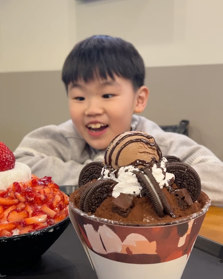 .
큰애는 딸기, 작은애는 초코.
의견조율 절대 안되고 둘다 다 먹을 수 있다더니
빙수먹다가 배터져 죽을뻔ㅎㅎㅎ

#빙수가밥값보다비싸네😄
