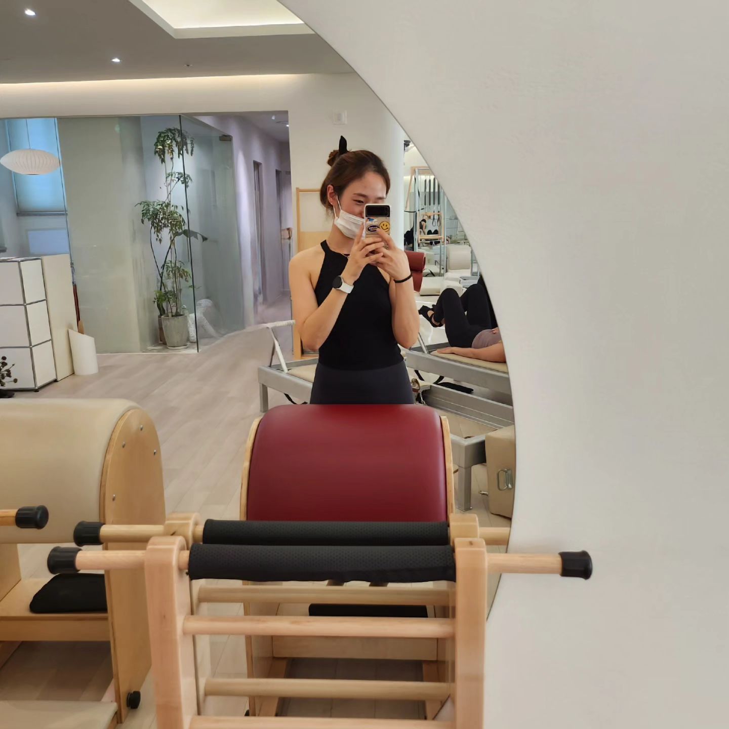 여전히 운동 끝나면 추노 얼굴 ㅋㅋ 🤣
그래도 운동하고 난후는 얼마나 개운한지!
비가와도 하늘이 찢어져도 꼭 가야하는 곳. 🤣

얼마전 쌤이 수업 끝나고 
나의 비루한 upper back과 inner thigh이
좋아졌다고 이야기 해주셨는데 얼마나 좋았는지..ㅎ
그래봐야 난 아직 한~~~~~~참 멀었다는거..😅

#운동은멈출수없다
#클래식필라테스의매력