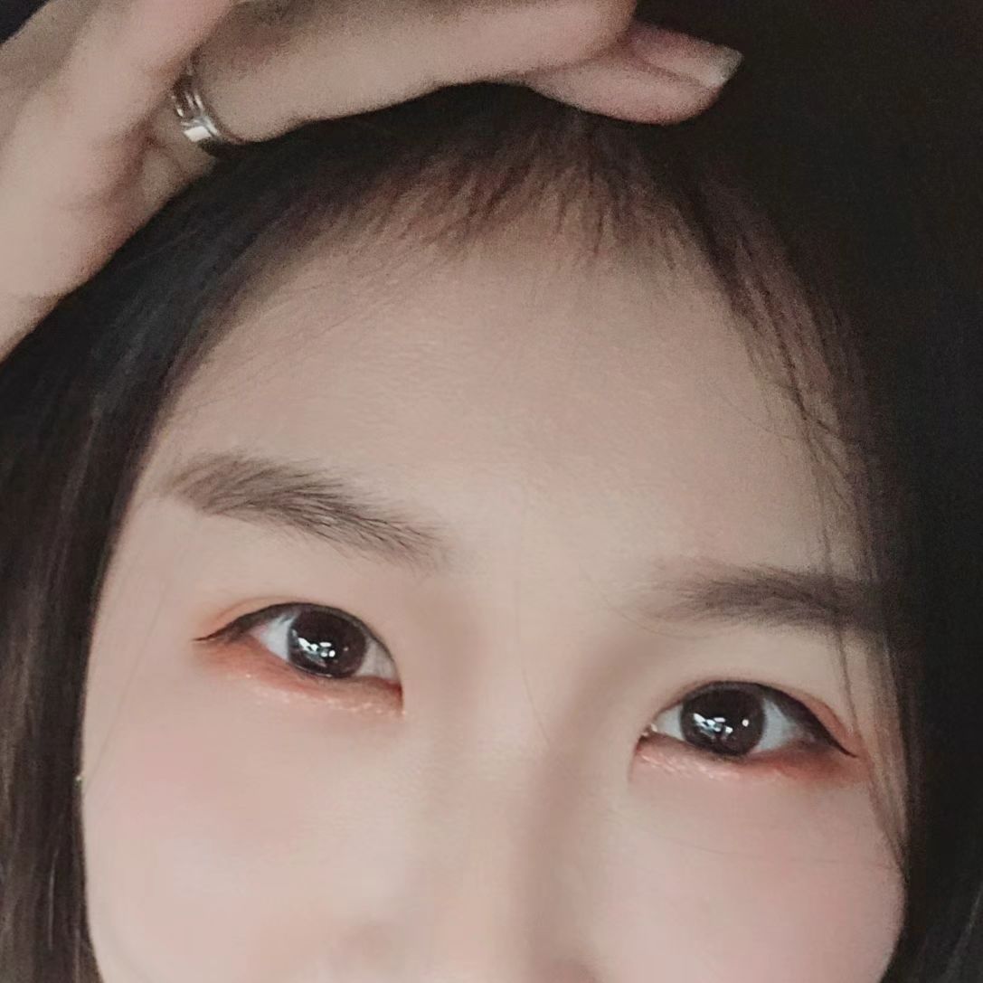 출산하고 머리 안빠진줄 알았는데
앞머리쪽만 빠져서 의도치않게
조만간 처피뱅이 될수있을듯
