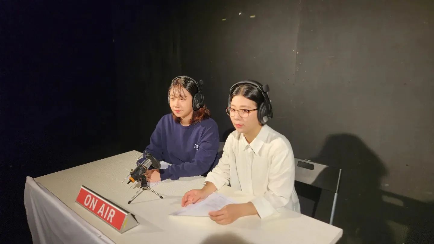 마지막(?) 공연 잘 마무리 했어요!

공연 보러와준 희원이, 범진오빠, 예솔언니, 미승이, 연주, 고은이, (강)누리, 영준이, 연흠이,  모두 시간 내서 공연장 찾아줘서 너무 고맙고, 공연은 못왔지만 따로 연락주셔서 응원해준 분들도 모두 너무너무 감사합니다!❤️

청주-광주를 오가며 준비하느라 혼자만 연습에 불참하게 되는 날이 많았는데 그럼에도 불구하고 믿고 함께할 수 있도록 해 준 우리 담장이 팀에게도 감사드립니다. 덕분에 광주에서의 마지막을 연극으로 마치고 가요! 3년 후에 학업 끝내고 꼭 다시 무대에서 볼 수 있었으면 좋겠습니다🥰 좋은 기회 주셔서, 좋은 공연 만들어주셔서 감사합니다!

#광주 #광주연극 #연극