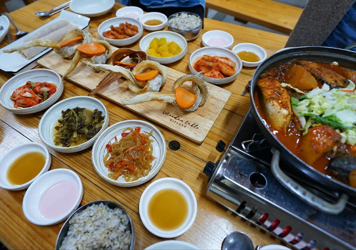 #광고 이지만
요긴 무조건 재방문각~ 
푸짐한 양에 맛에 반해 또 방문하게 되는
#삼신할망밥상 서귀포에 위치하고 있고 성읍민속마을이라 놀고 먹기에 넘좋은곳
제주의 다양한 먹거리를 한곳에서 먹을수있어 좋은 든든한 밥한끼 추천~
3-4인  6만원에 푸짐한 한상!
.
갈치튀김 &제육볶음 &빙떡 &보리밥까지
제주의 맛난 모든것을 한번에~
.
직접 반찬을 하나하나 만드는곳이라 맛이굿~집밥같은 맛이라 더욱 좋음~
.
✔️삼신할망밥상
🔺️주소 : 제주도 서귀포시 서성일로 180
🔺️전화번호 : 064-787-4433
.
#제주여행맛집 #서귀포한식 #일출랜드맛집
#서귀포맛집추천 #서귀포맛집 #성읍맛집 #표선맛집 #표선현지인맛집 #제주서귀포맛집 #제주현지인맛집
#제주고등어조림맛집 #제주갈치튀김맛집 #제주아침식사 #제주일출랜드맛집 #제주성읍민속마을맛집