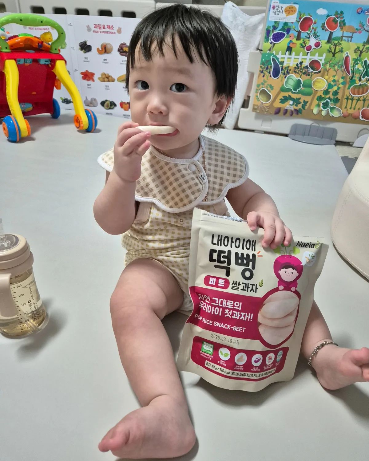 밥은 안먹고 계속 과자만 먹는 너란아이
그래 그것도 쌀이다 그거나마 먹어줘서 고맙다

밥은 죽어도 안먹고 밤에 막수로 분유먹어야되고
너 13갤차 들어왔는데 언제 분유끊냐?

 #13개월 #13개월아기 #13갤